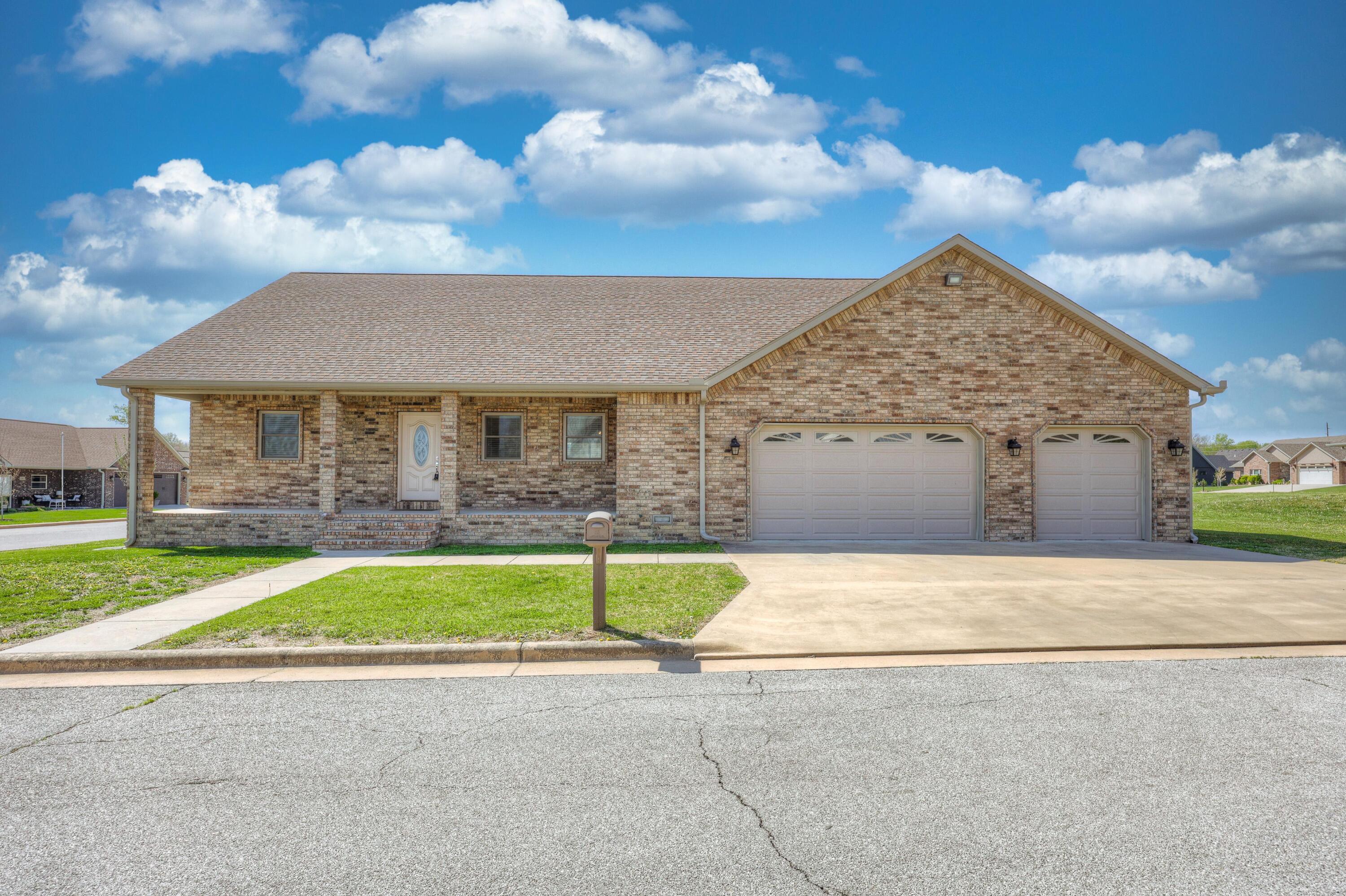 752 Caroline Place Property Photo 1