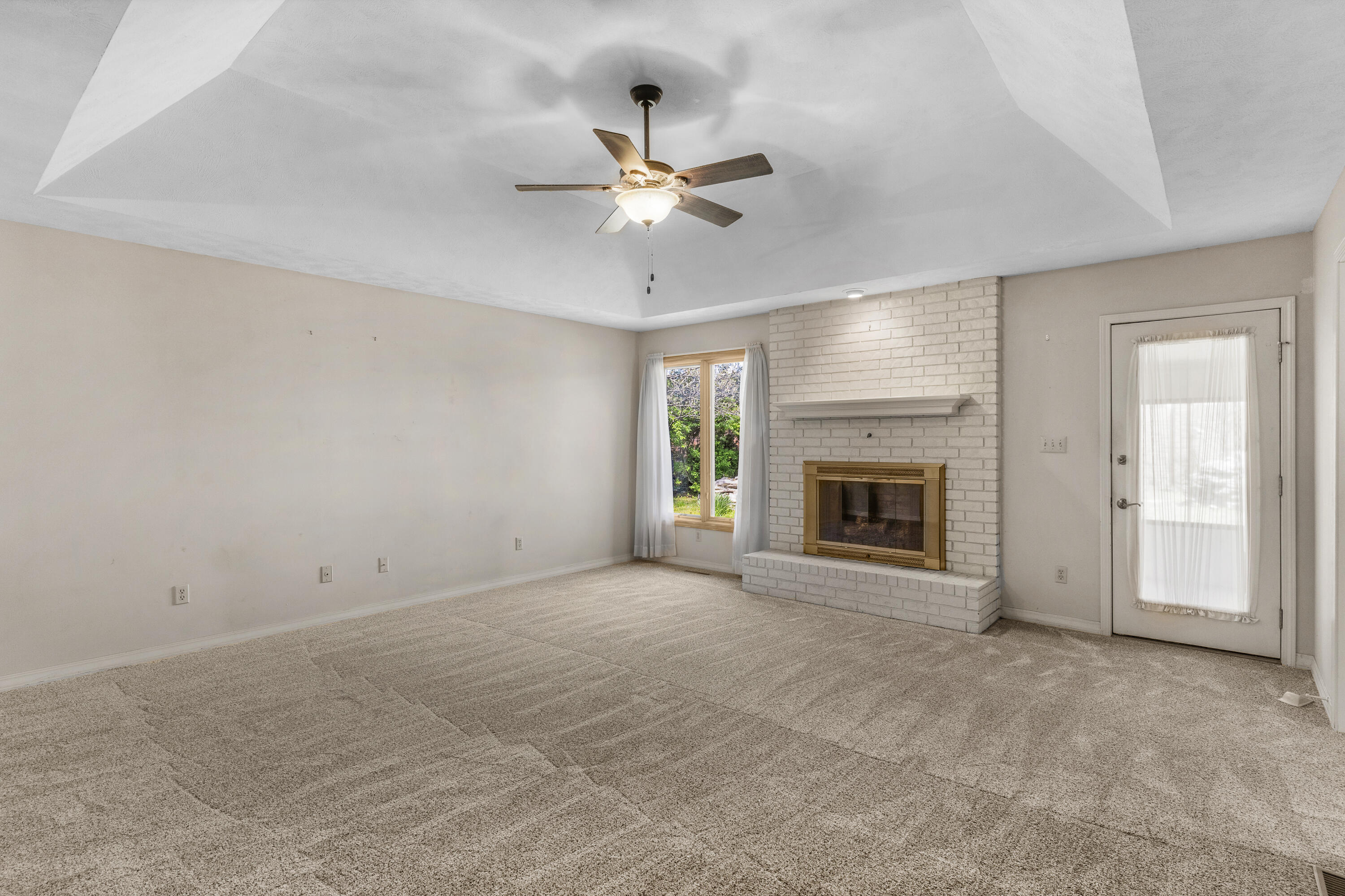 3016 South Oak Avenue Property Photo 5