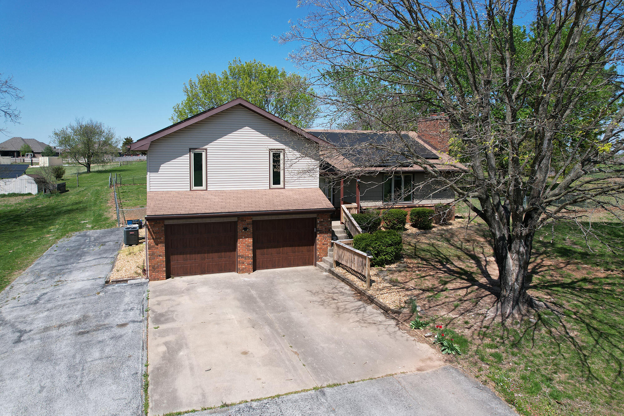 929 Meadowview Drive Property Photo 3