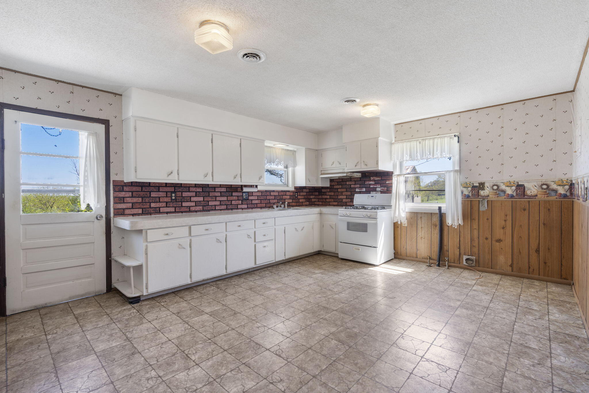 21350 Lawrence 1120 Property Photo 21