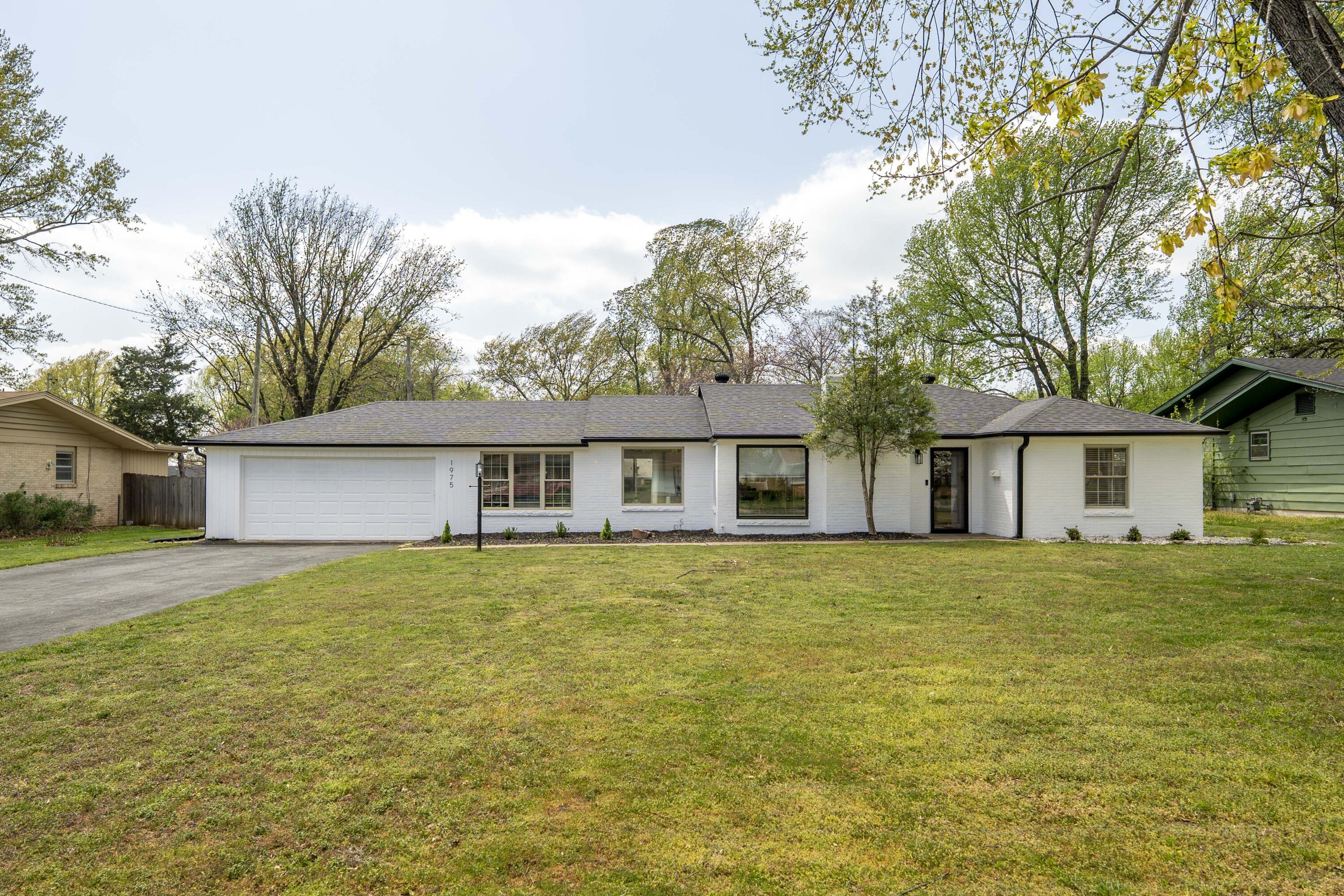 1975 South Meadowview Avenue Property Photo