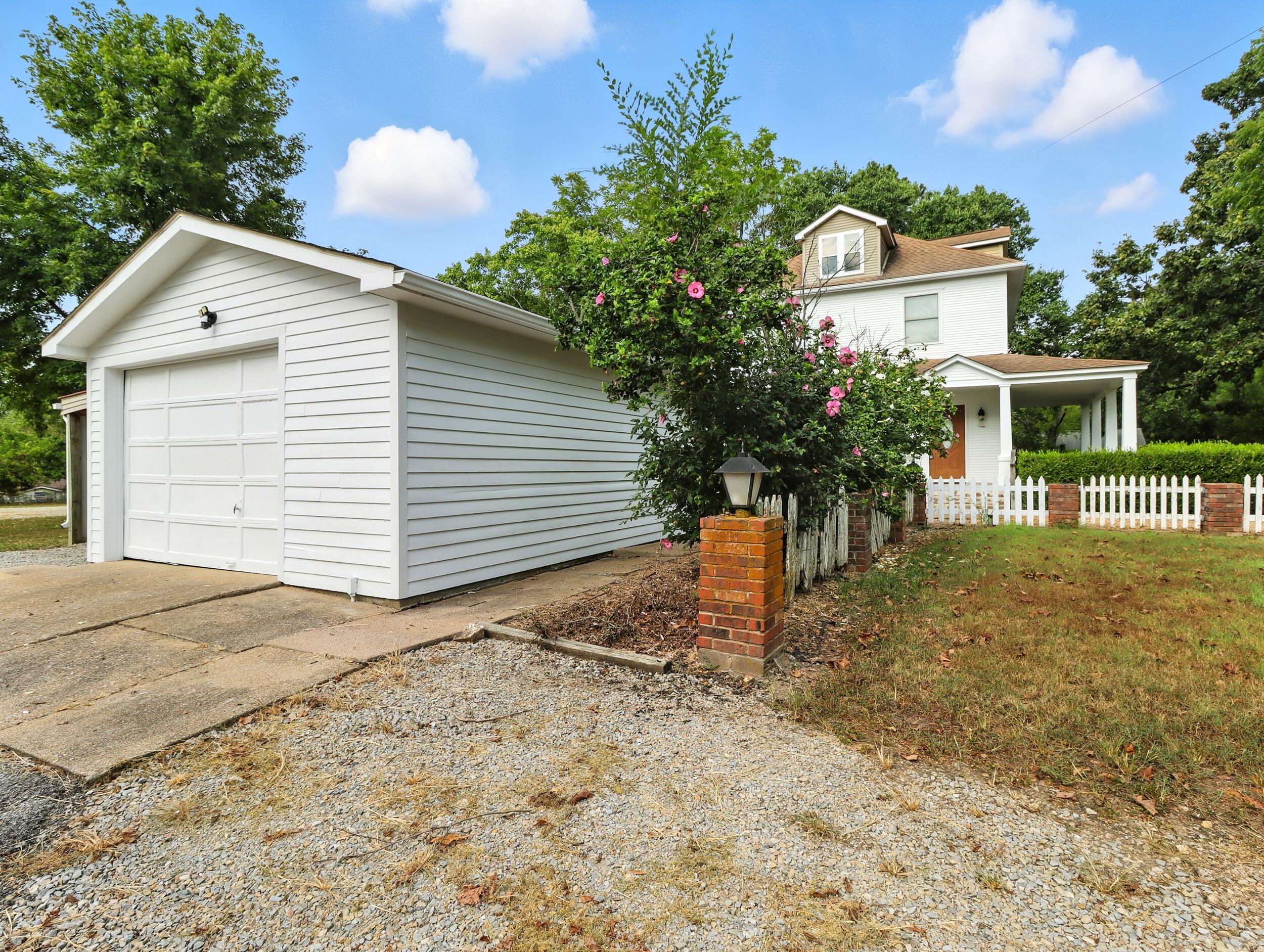 2204 Gleghorn St Property Photo 23