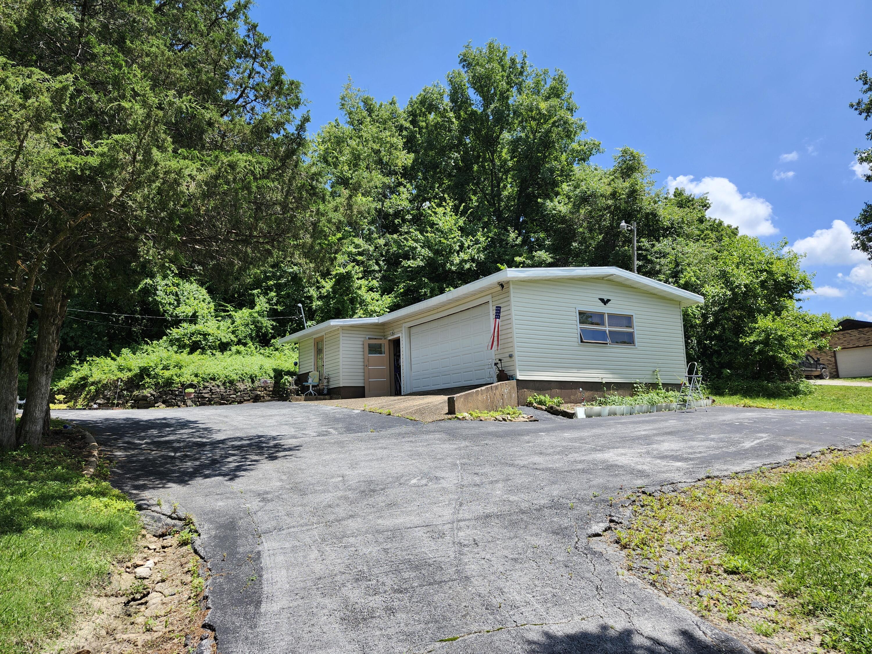 702 West Hubble Drive Property Photo 4