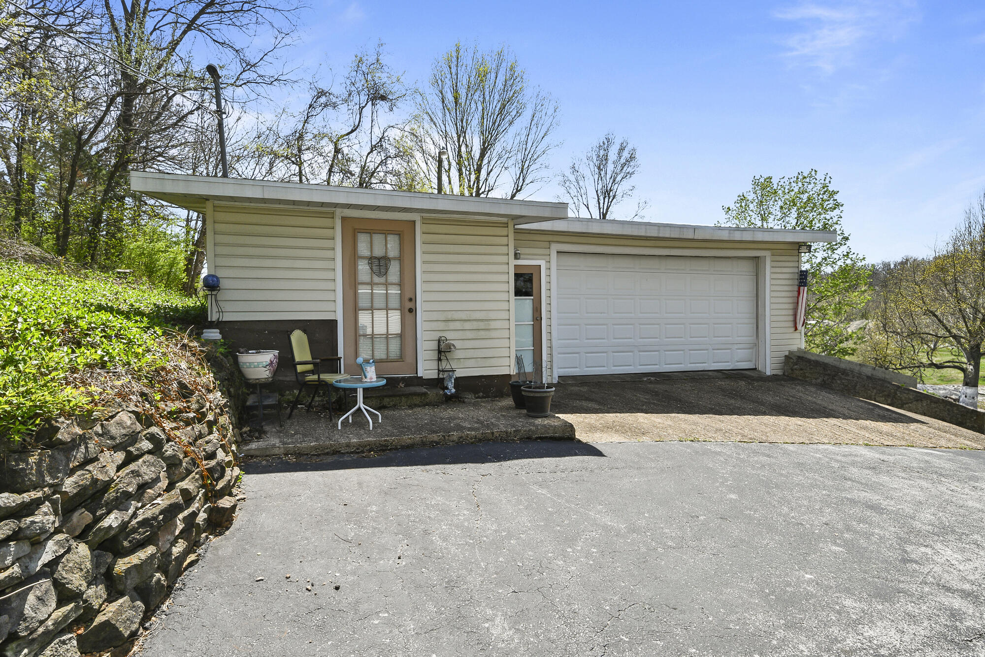 702 West Hubble Drive Property Photo 5