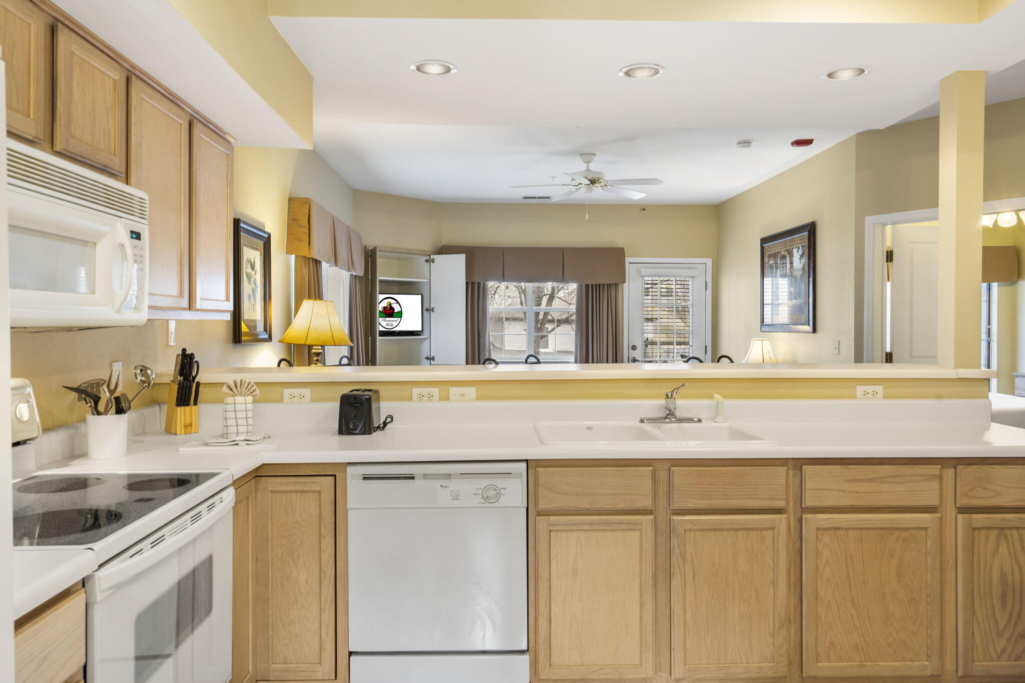 2800 Green Mountain Drive Property Photo 4