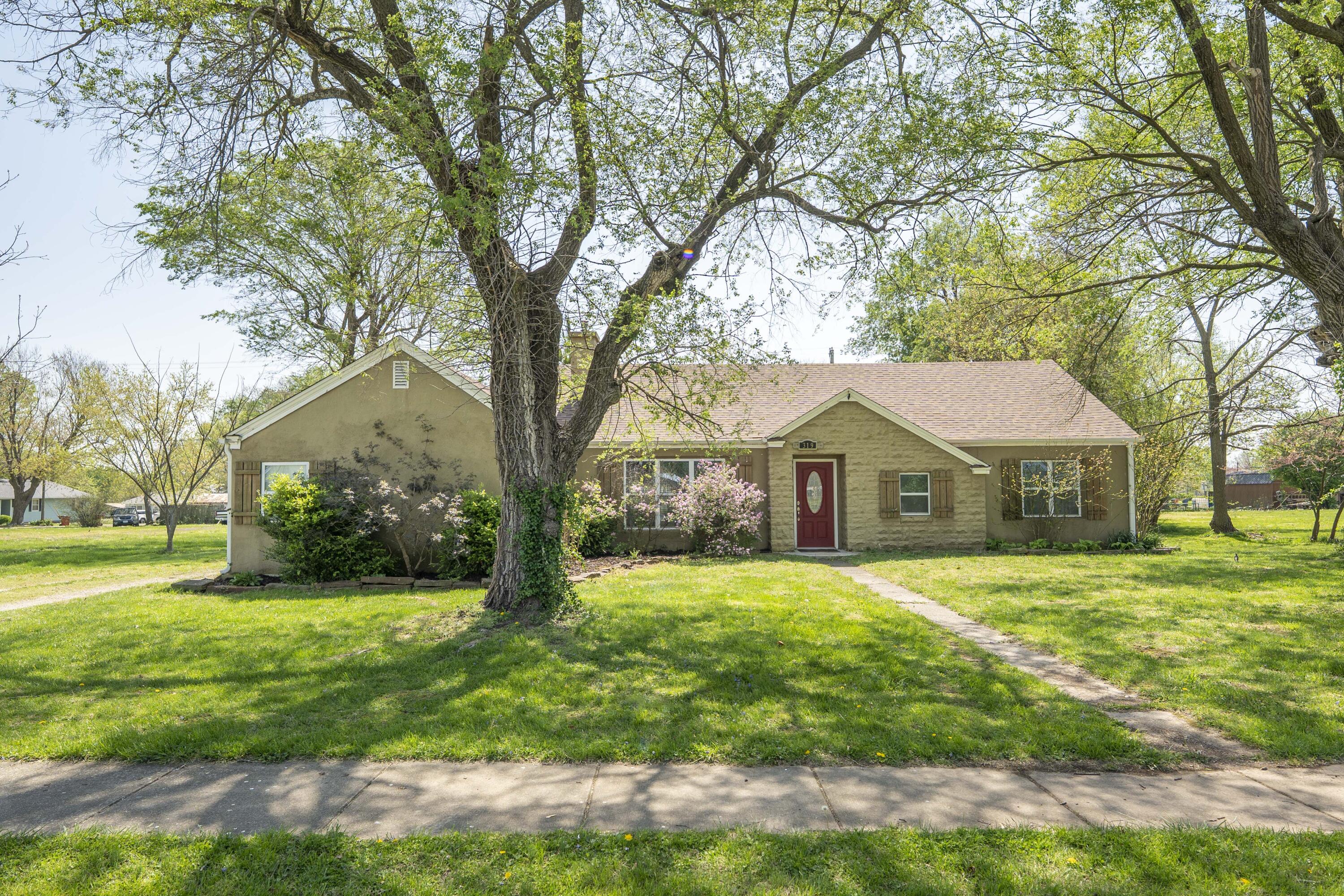 319 Northeast Pine Street Property Photo
