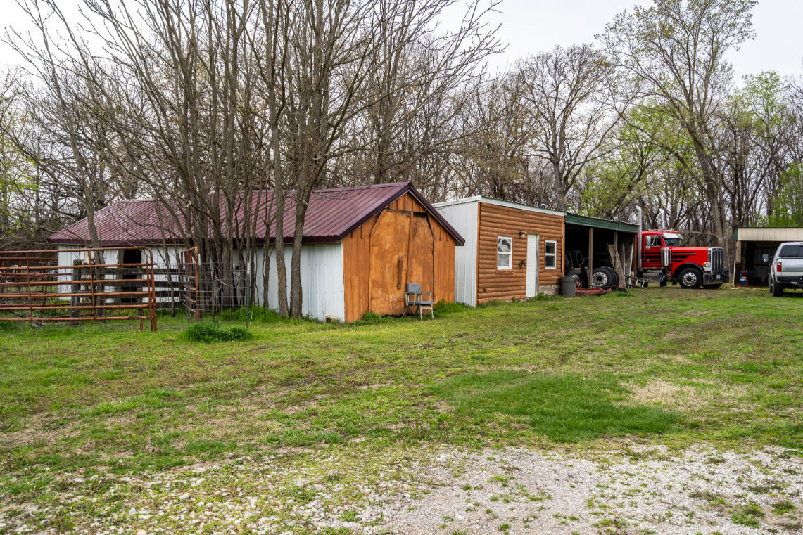 23935 East 1000th Road Property Photo 44