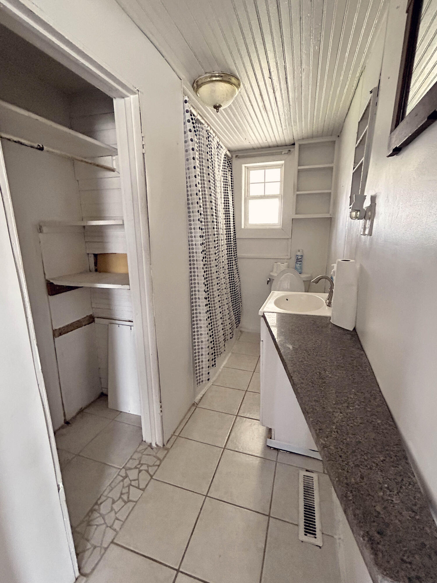 106 West Center Street Property Photo 9