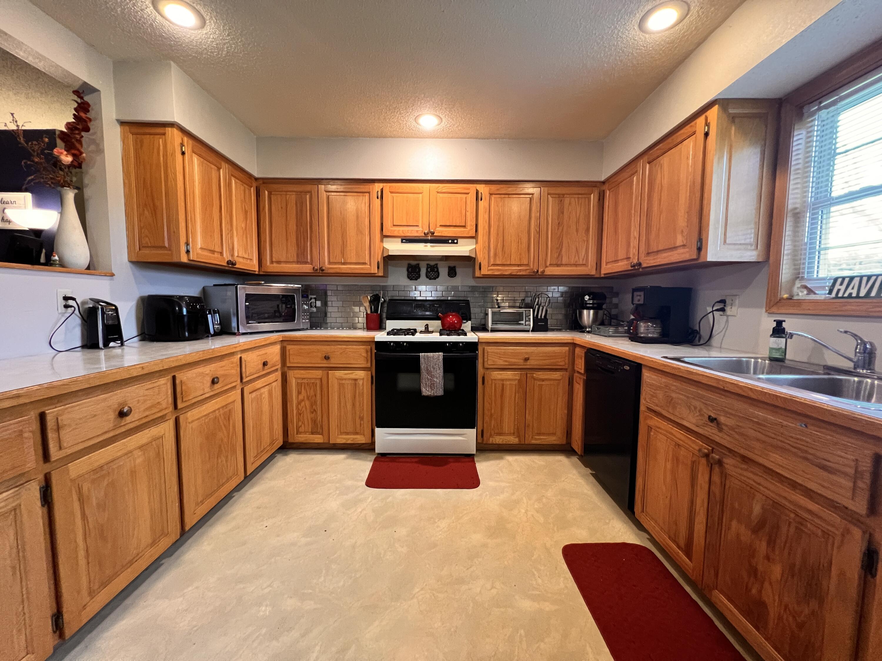 573 Lawrence 1230 Property Photo 4