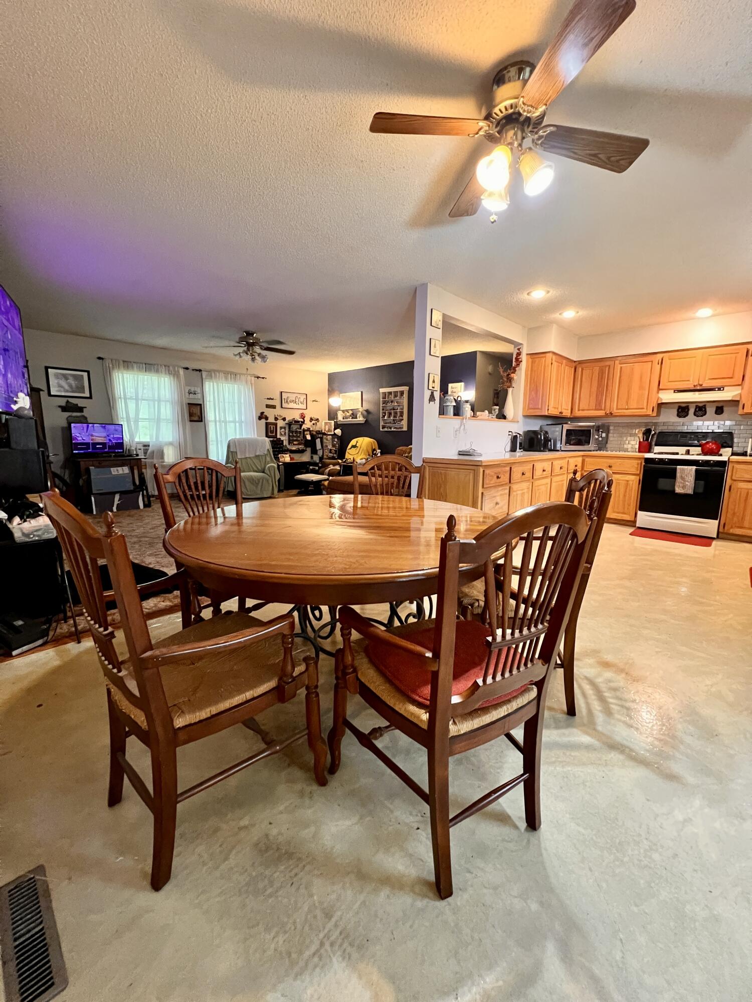 573 Lawrence 1230 Property Photo 5
