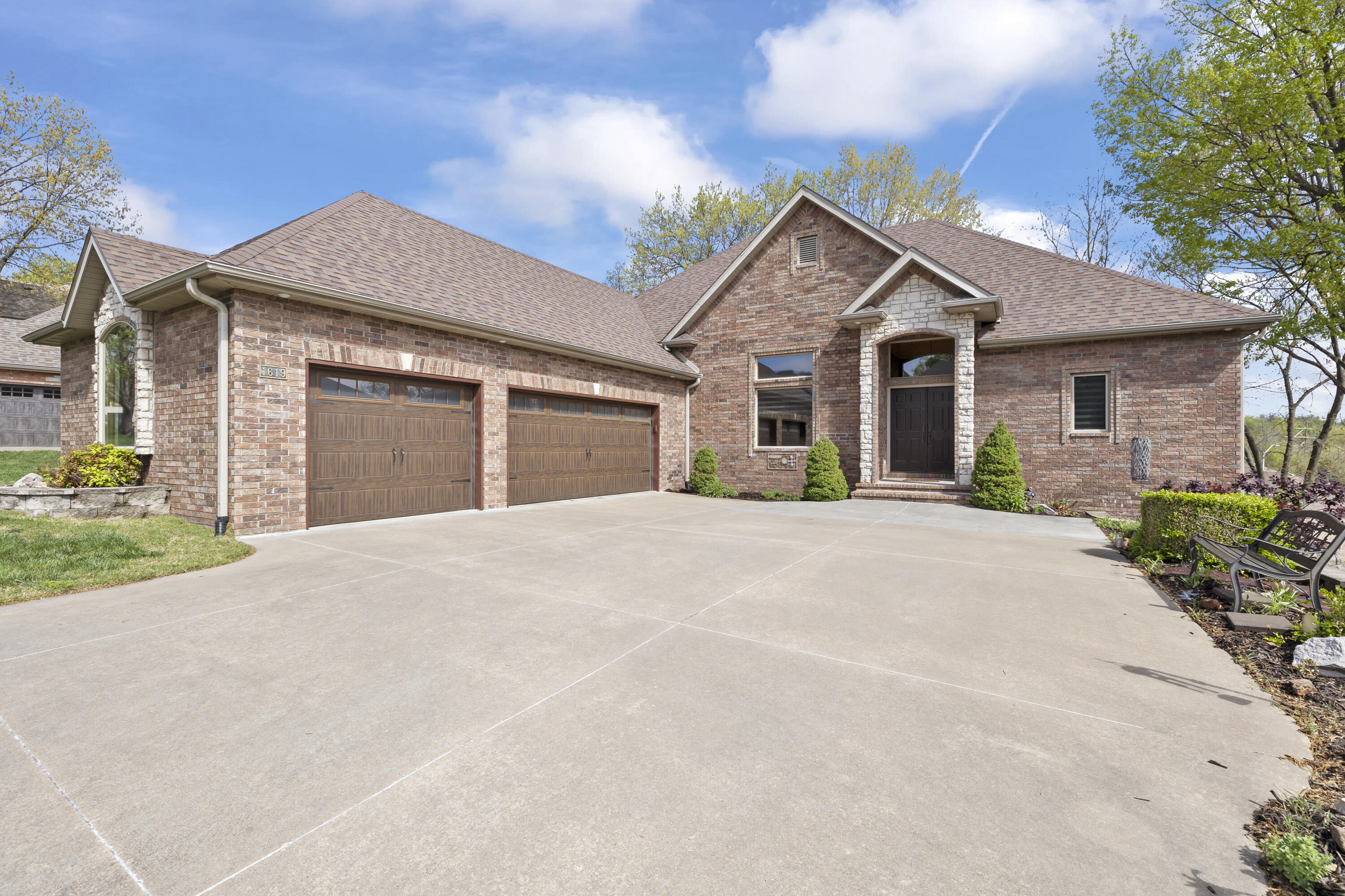 1619 East Wood Oaks Street Property Photo 1