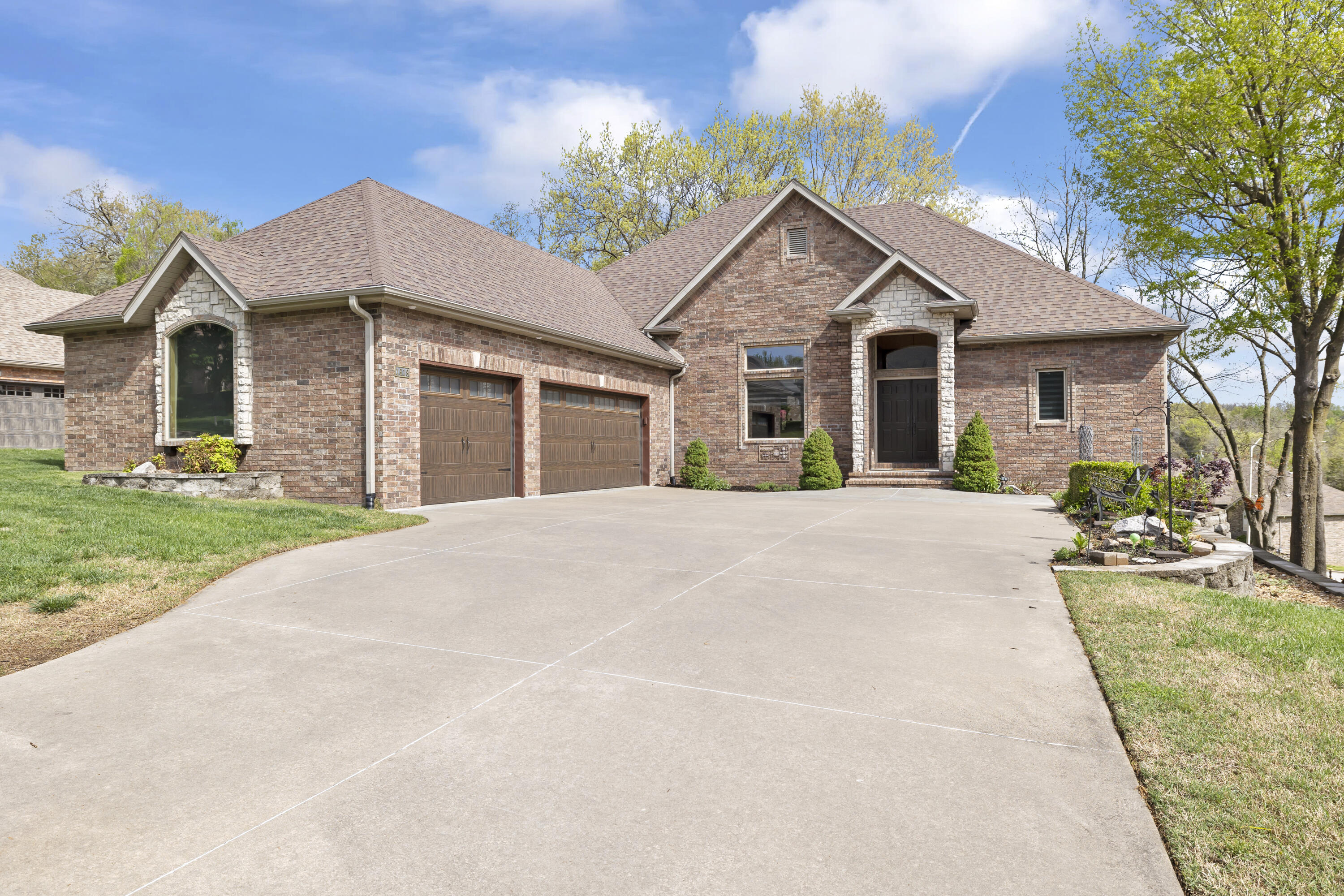 1619 East Wood Oaks Street Property Photo 2