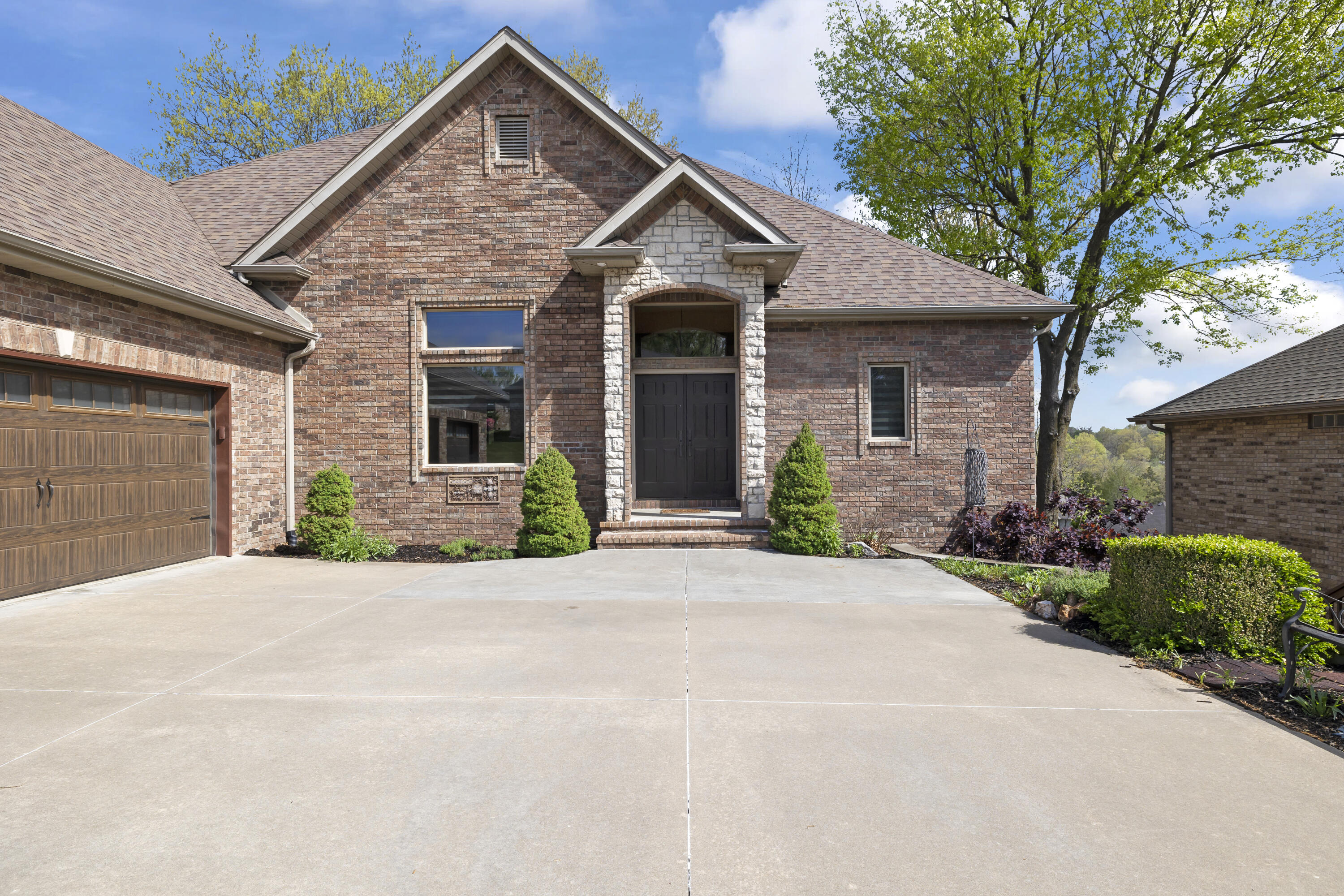 1619 East Wood Oaks Street Property Photo 3