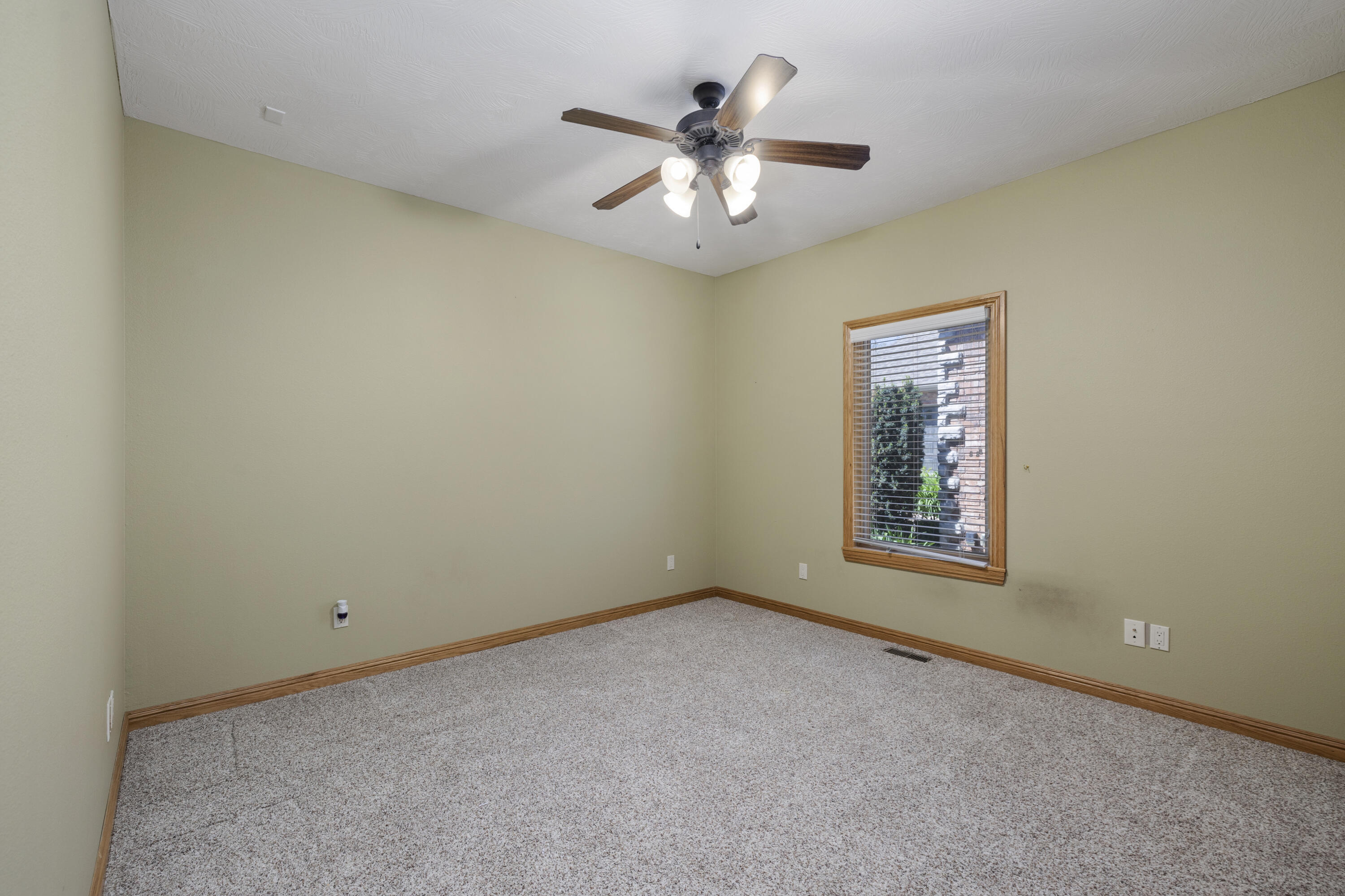 1619 East Wood Oaks Street Property Photo 32