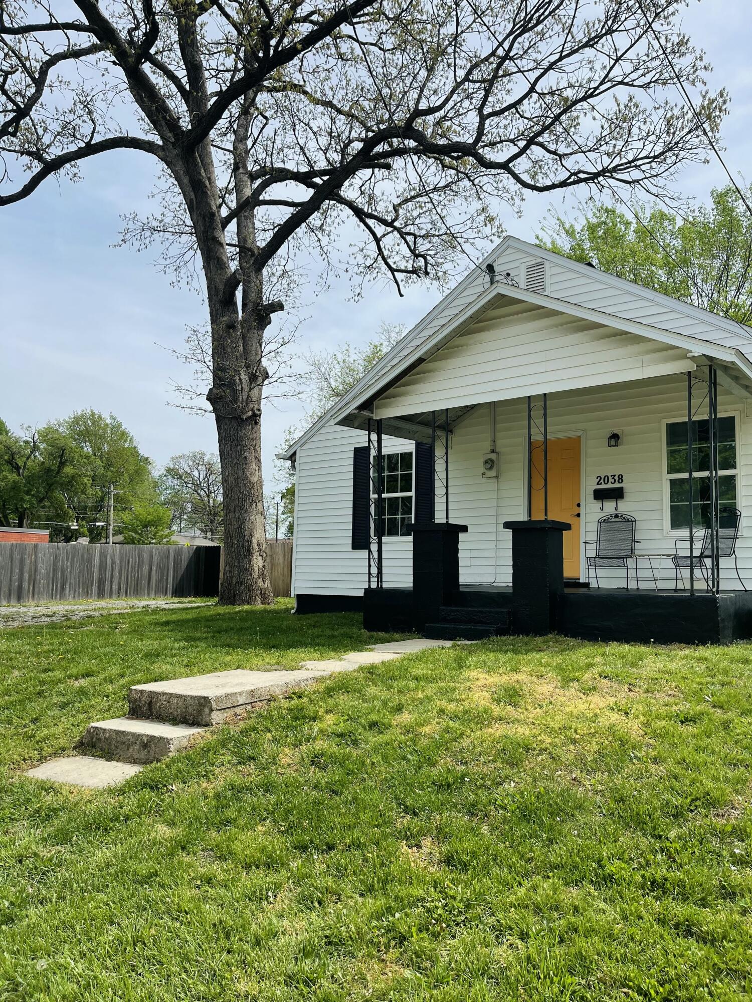 2038 North Weller Avenue Property Photo 2