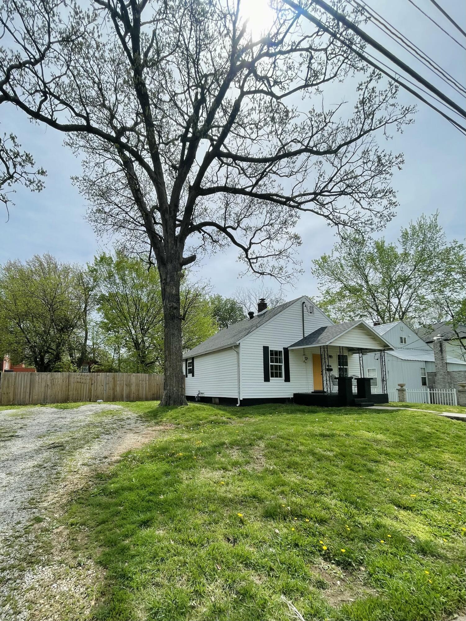 2038 North Weller Avenue Property Photo 3