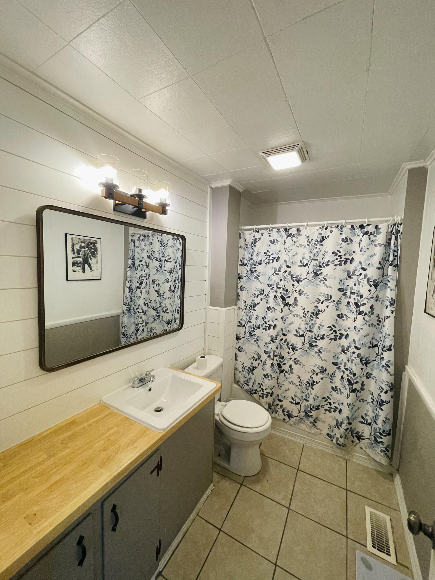 2038 North Weller Avenue Property Photo 9