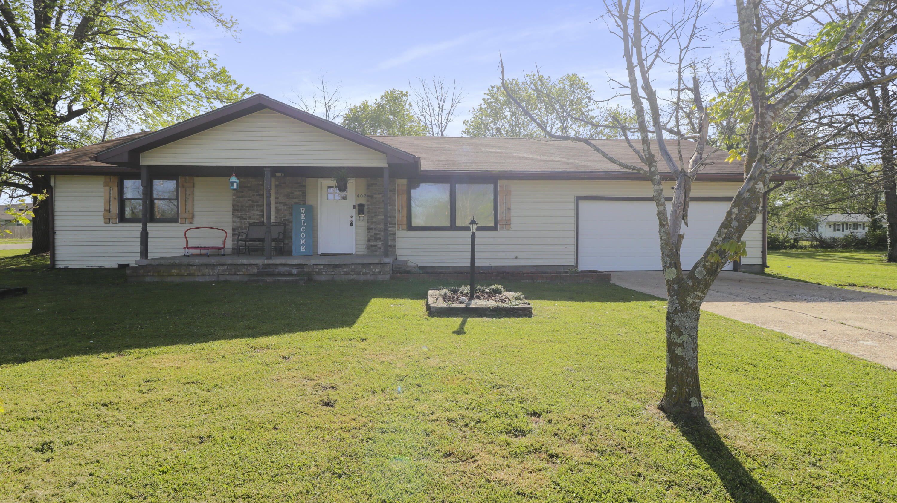 402 Lake Property Photo 3