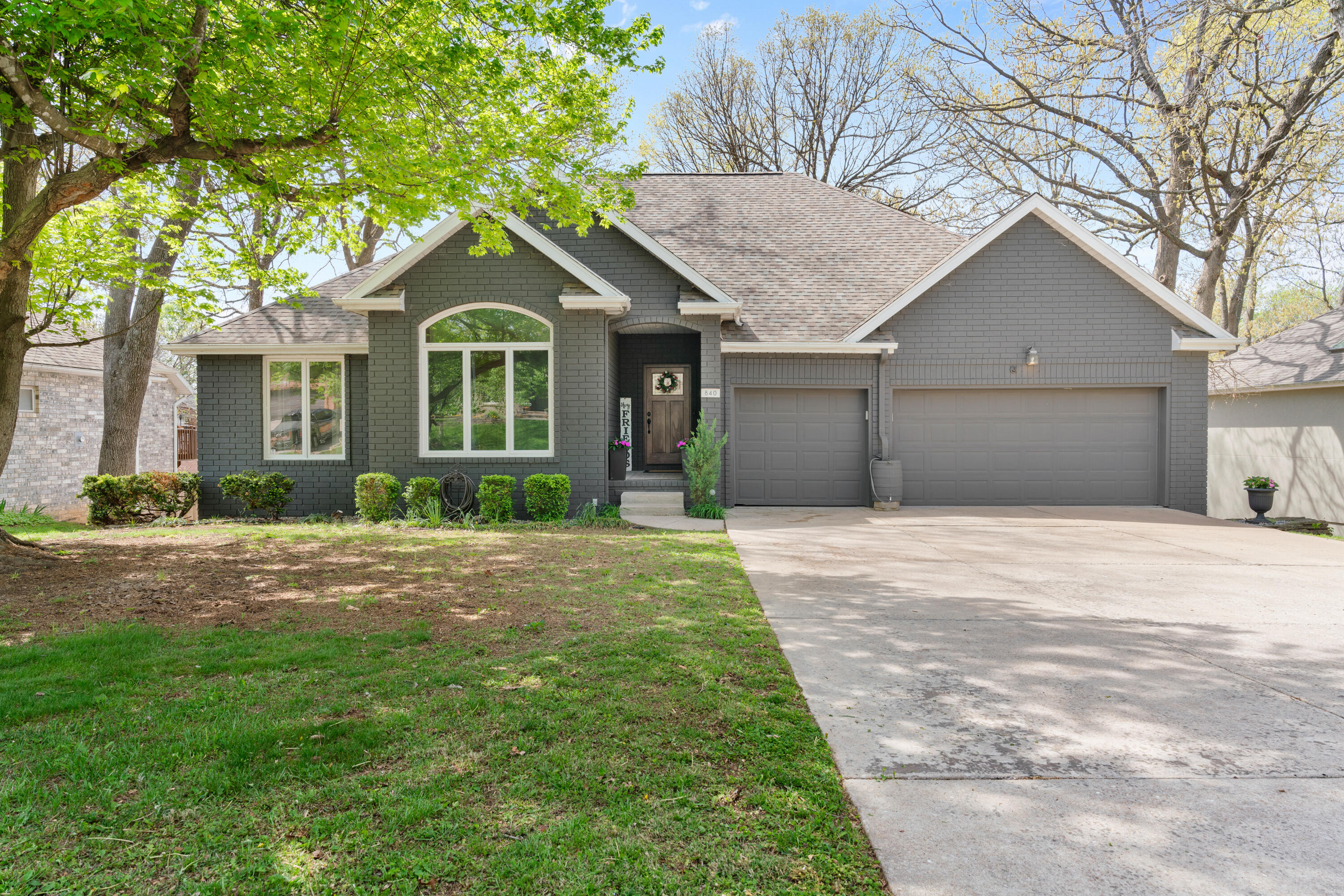 840 East Gaslight Drive Property Photo 1