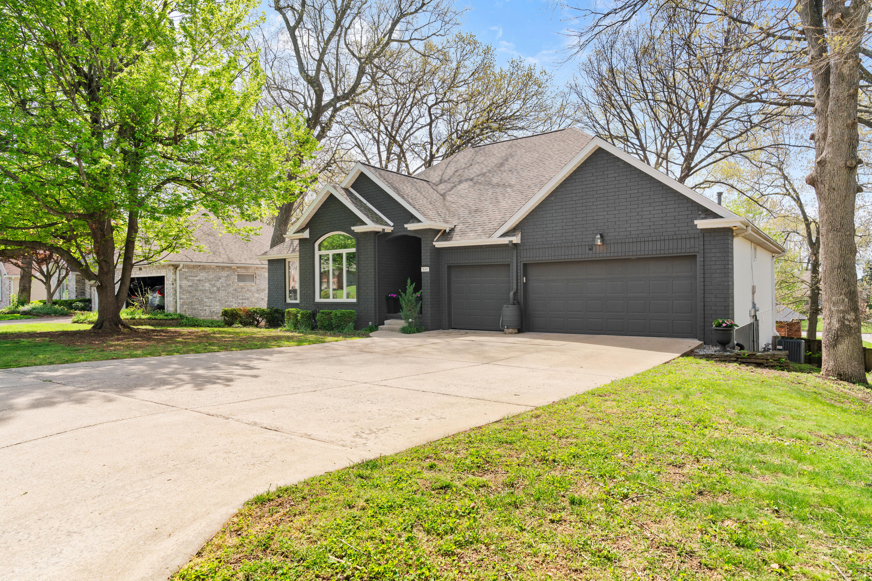 840 East Gaslight Drive Property Photo 3