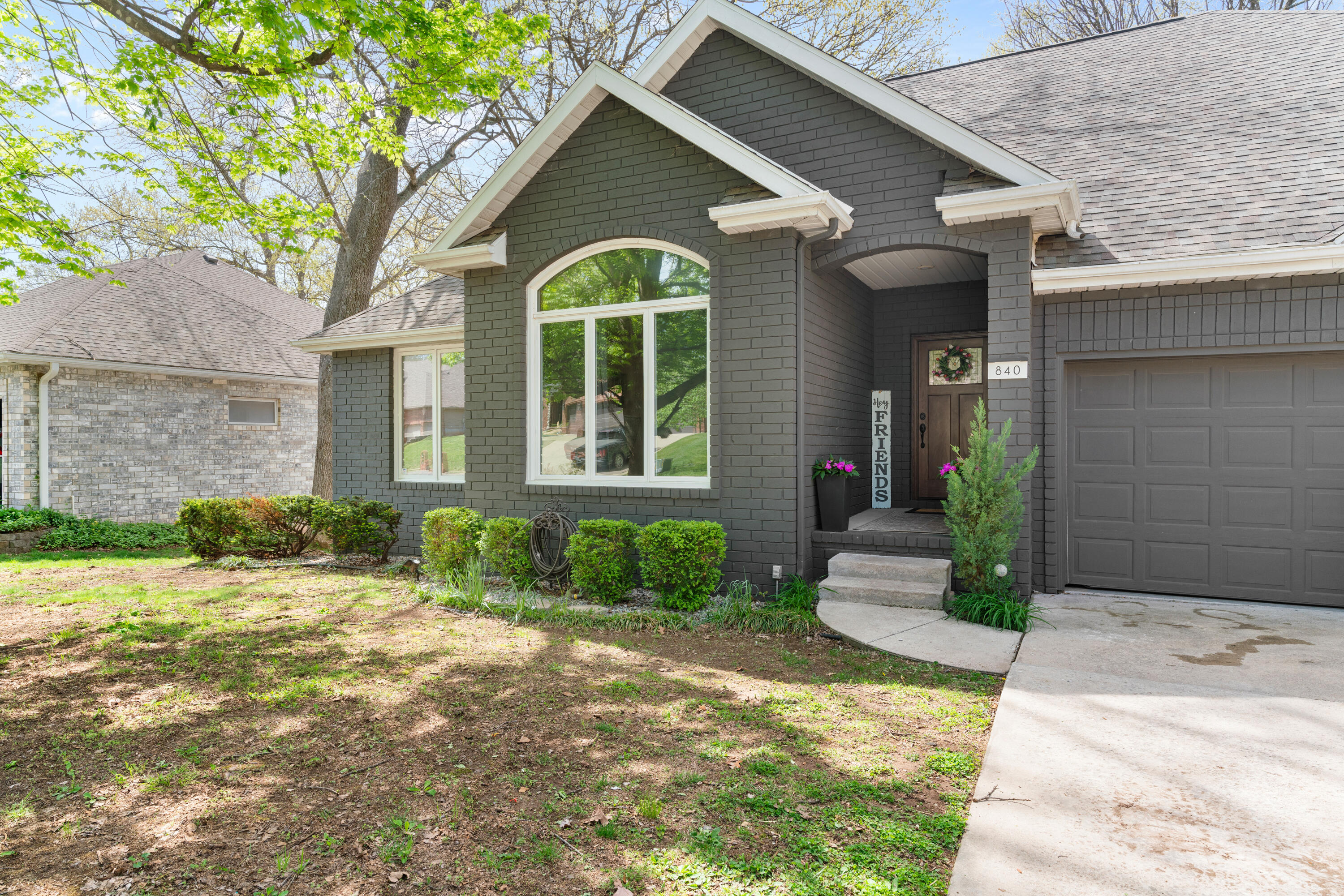 840 East Gaslight Drive Property Photo 4