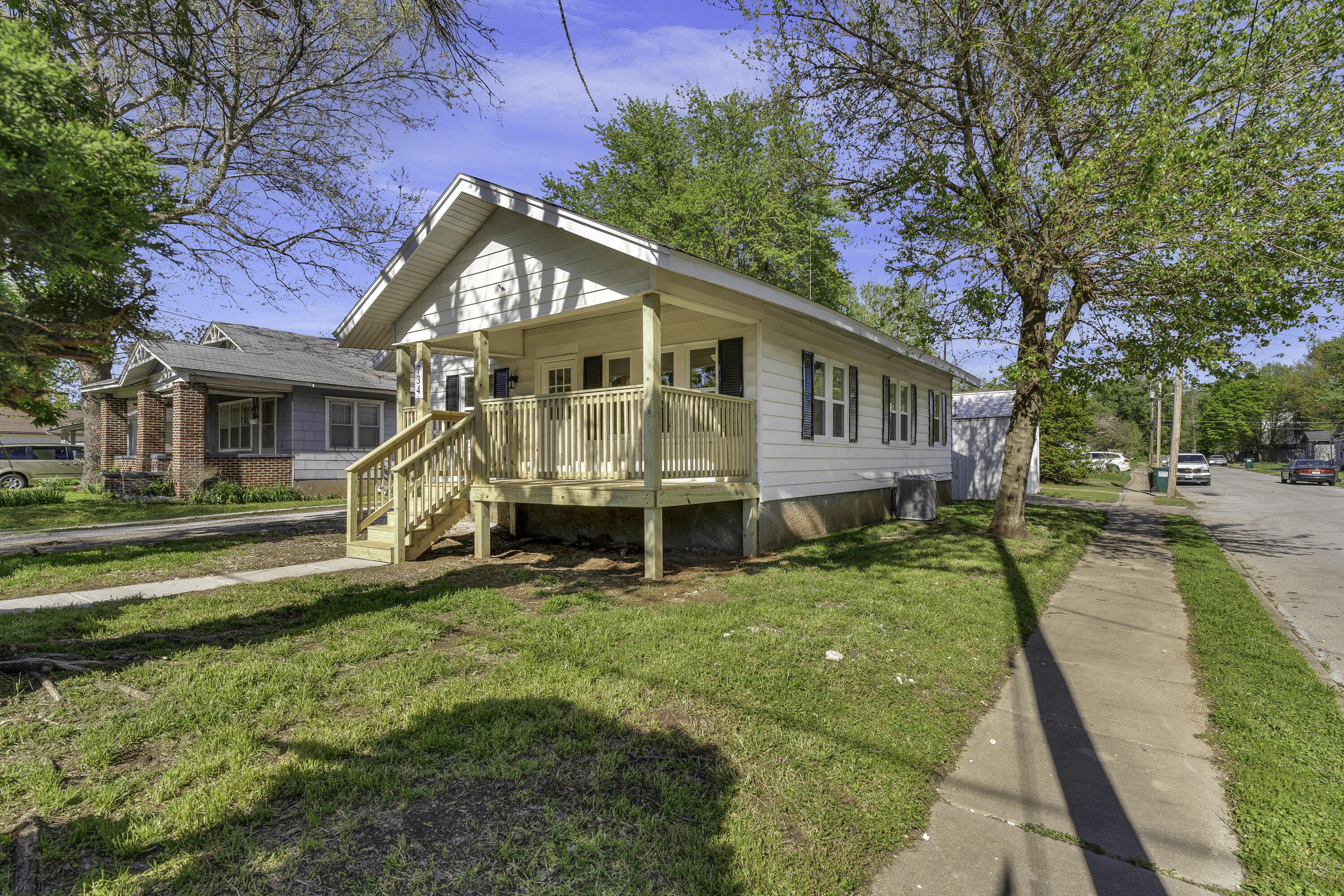 734 South New Avenue Property Photo 3