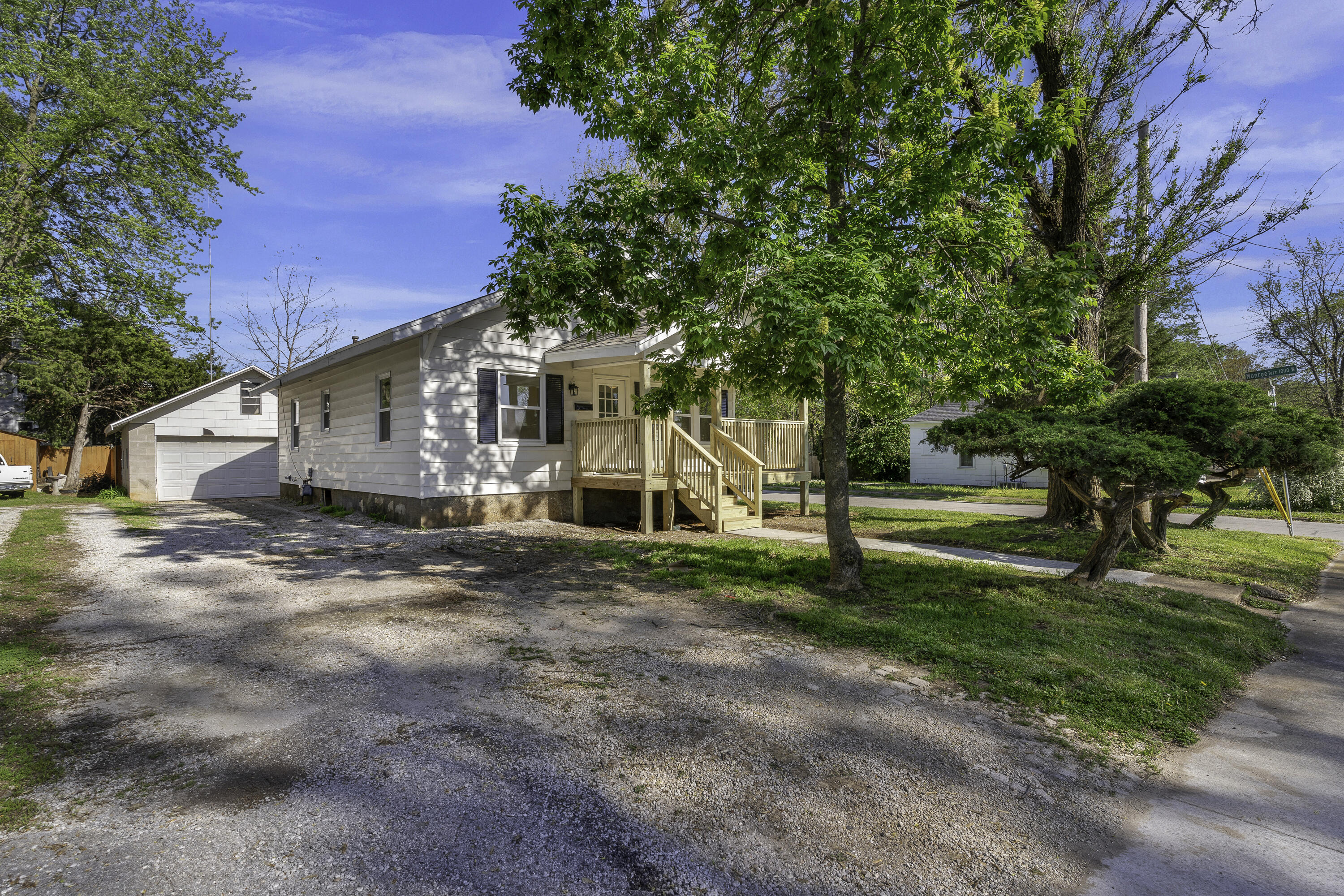 734 South New Avenue Property Photo 4