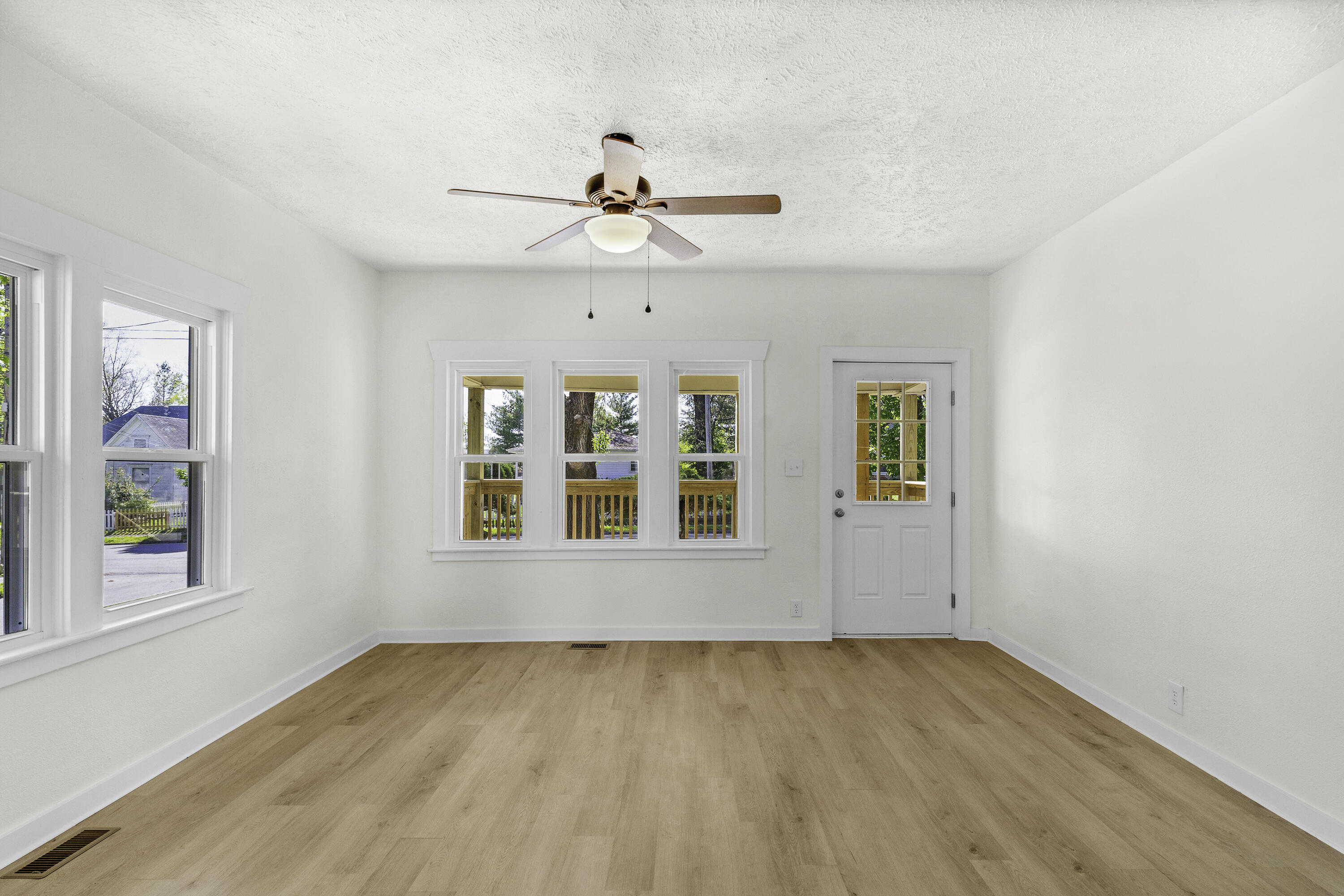 734 South New Avenue Property Photo 6