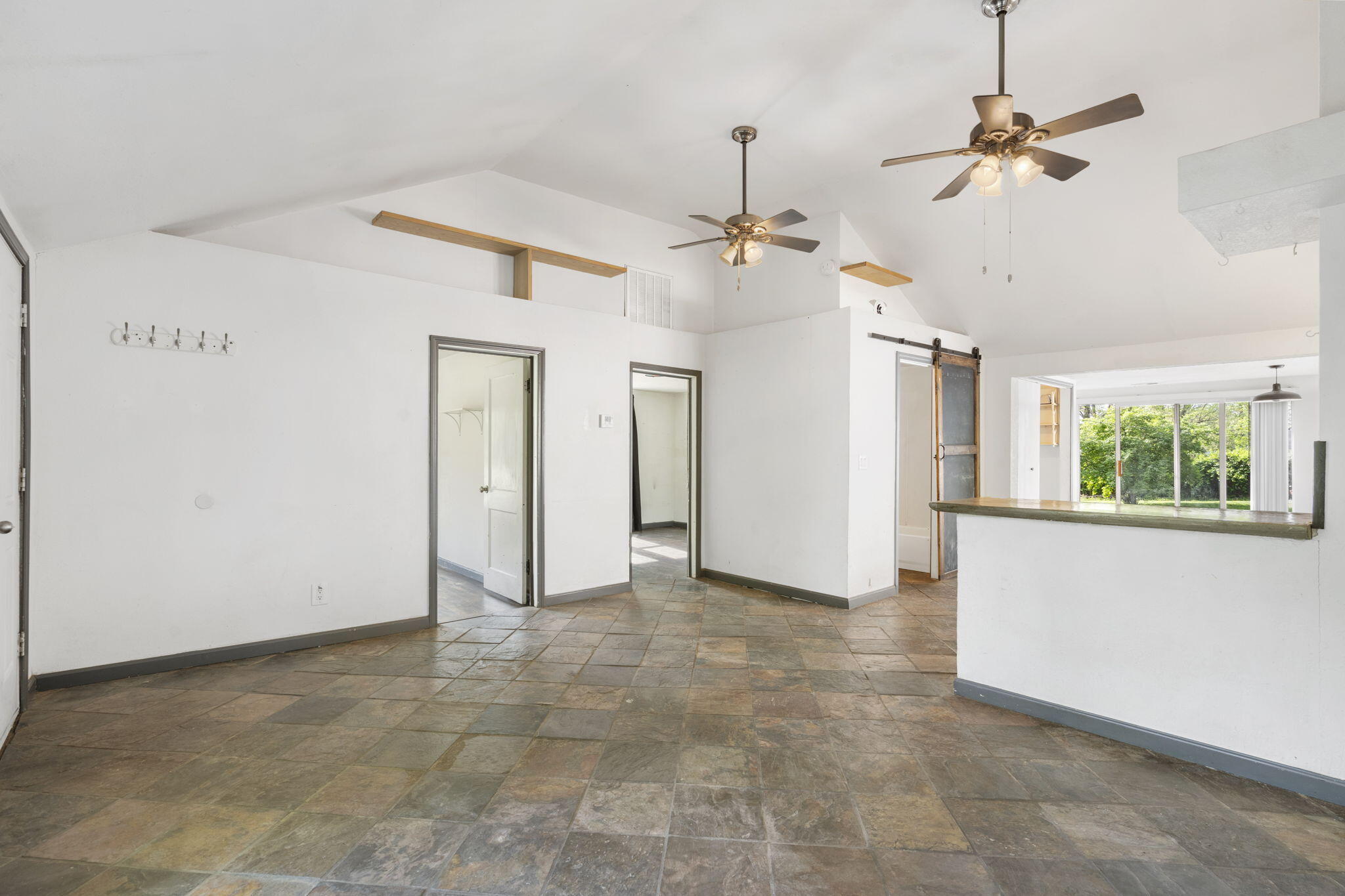 2822 West College Street Property Photo 4