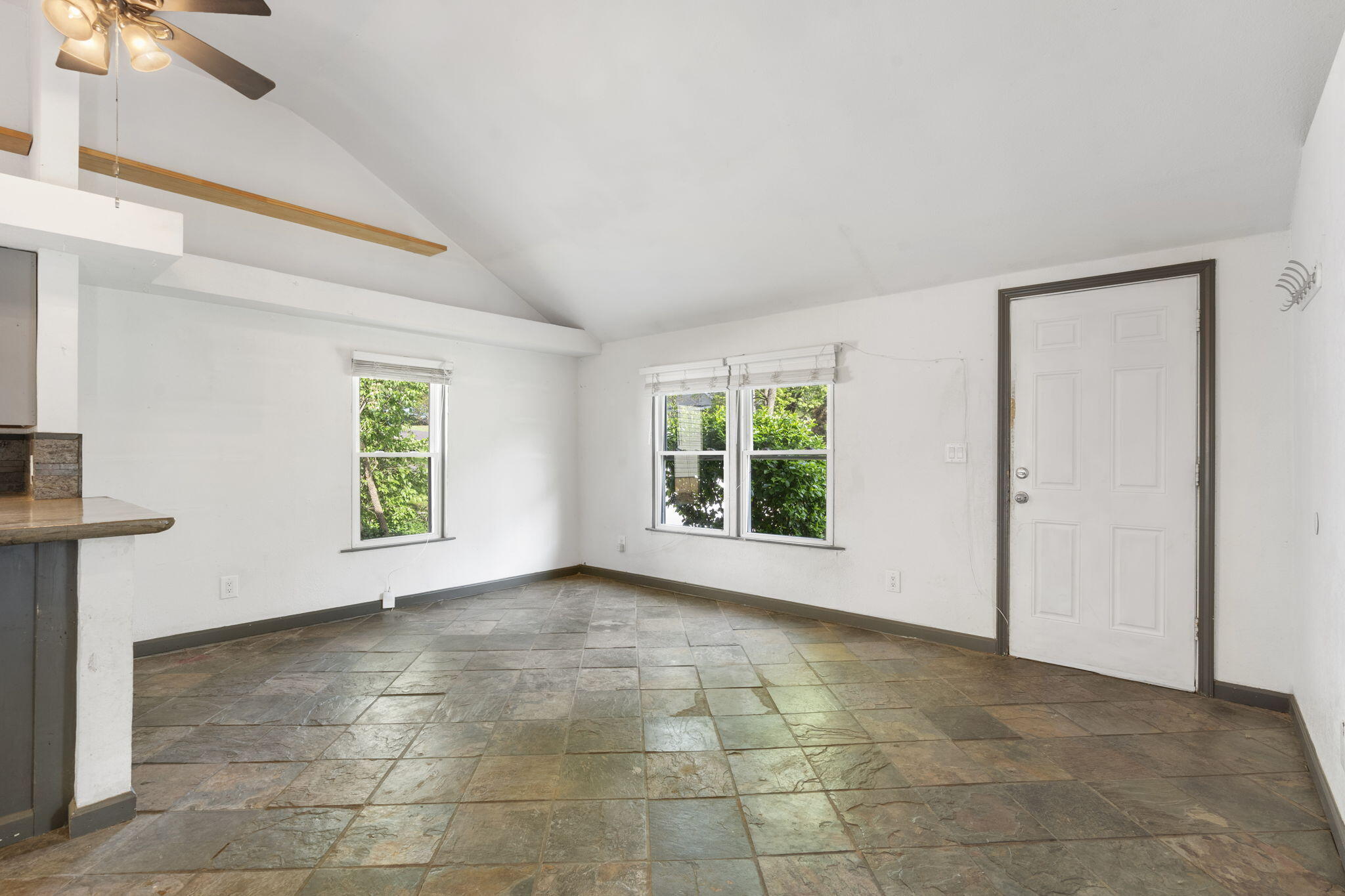 2822 West College Street Property Photo 5