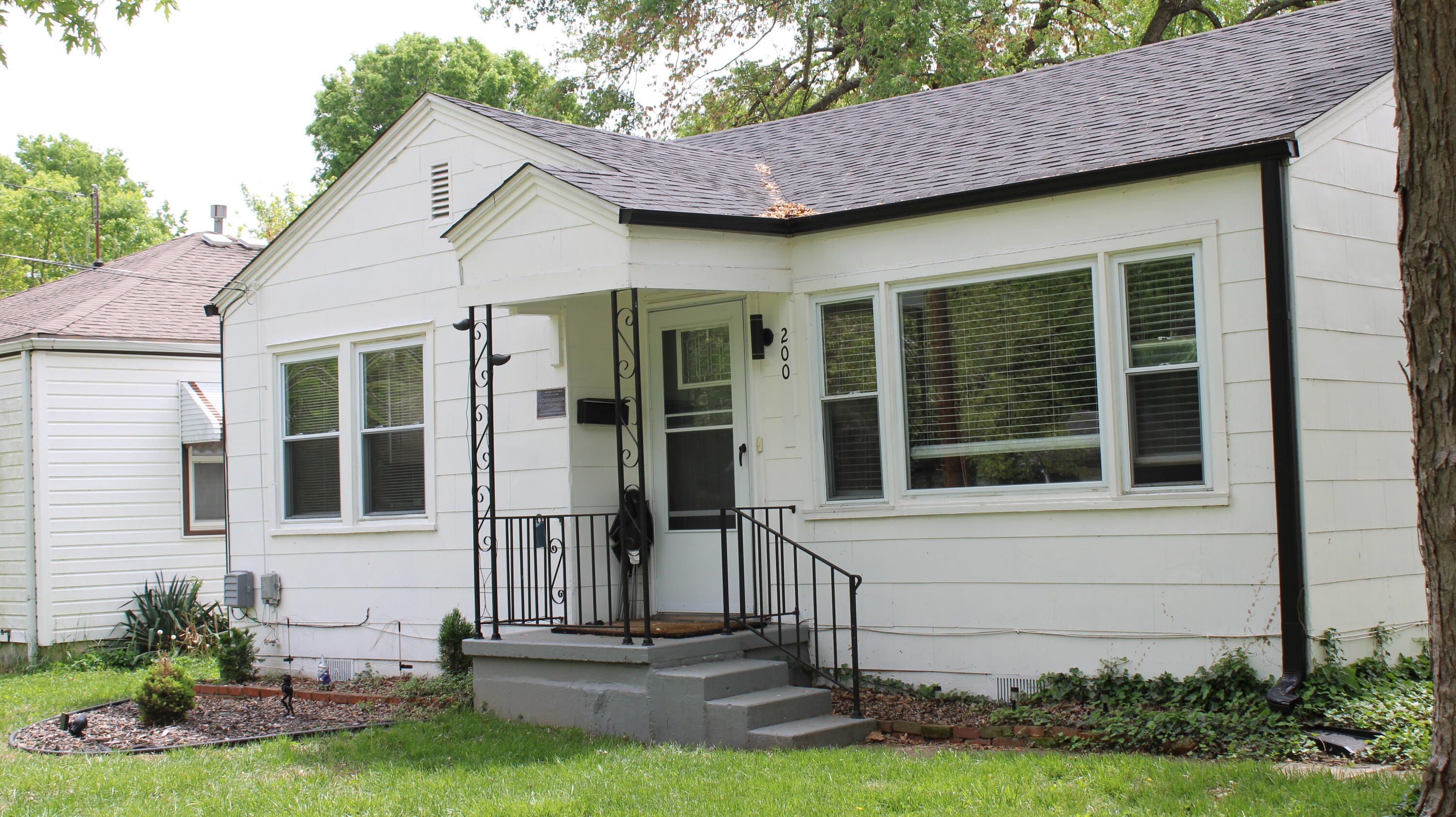 200 East Kingsbury Property Photo