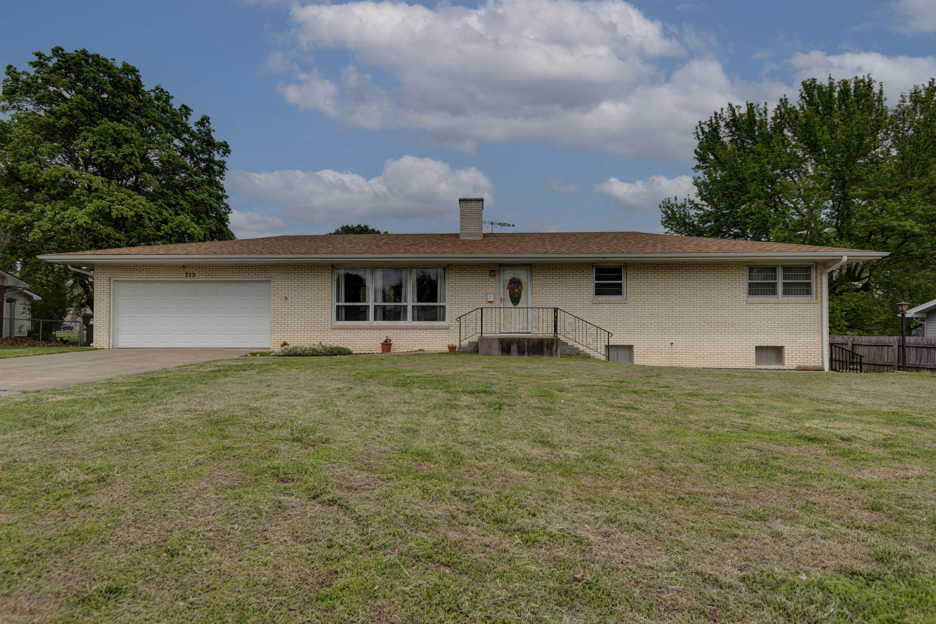 715 East Walnut Street Property Photo