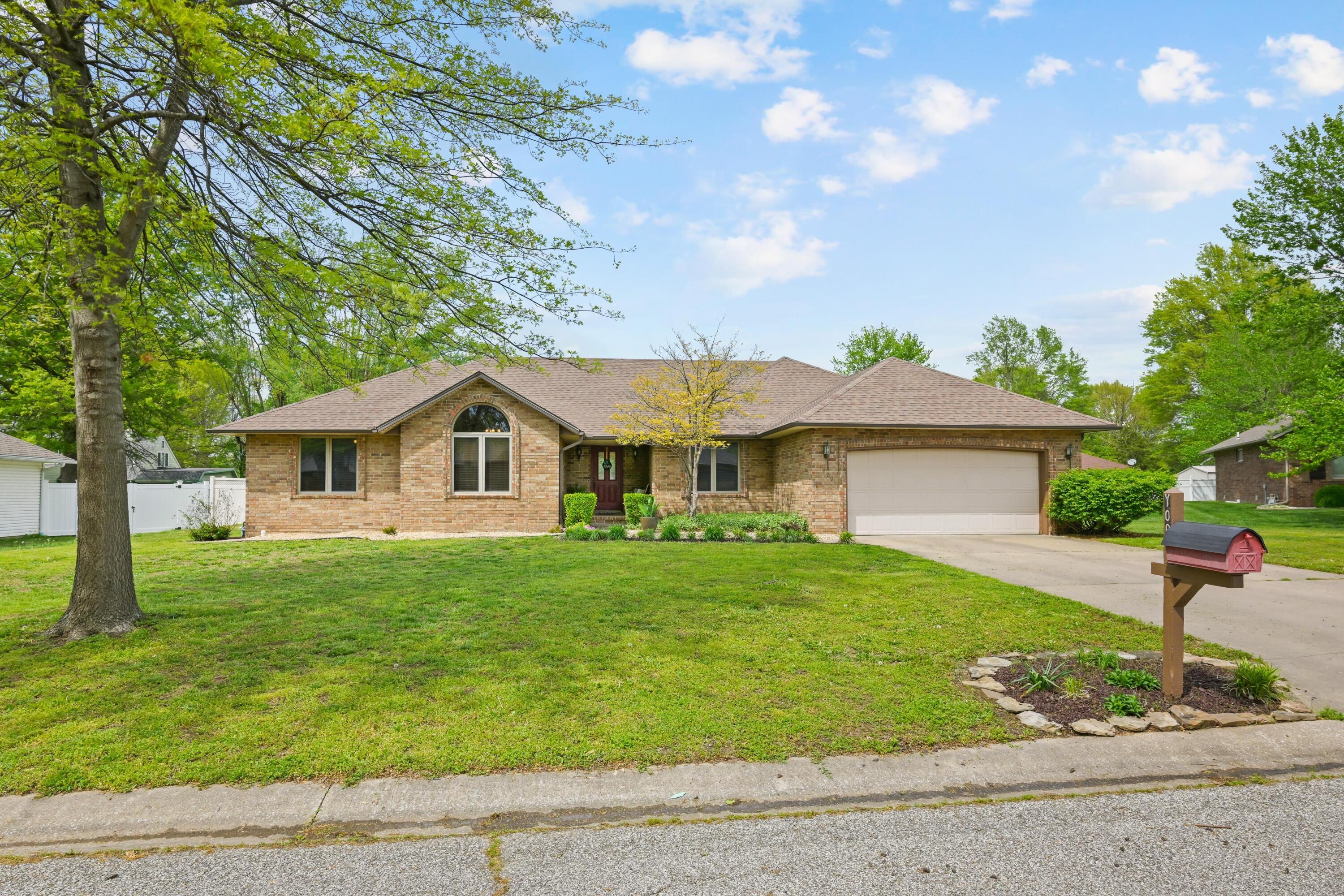 1009 Dewey Short Court Property Photo 2