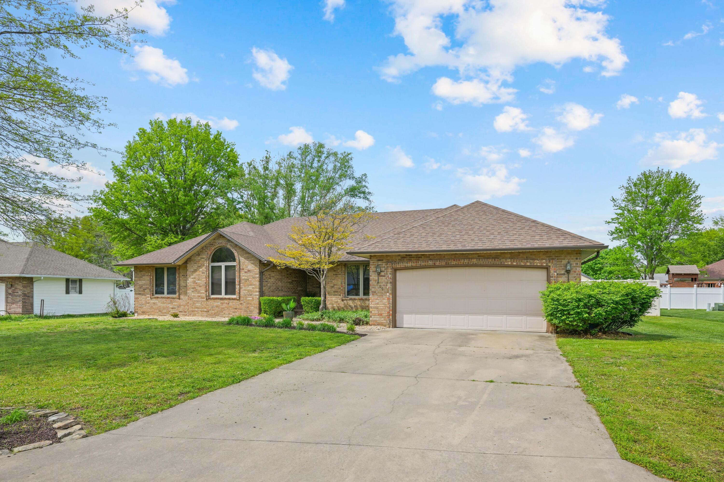 1009 Dewey Short Court Property Photo 4