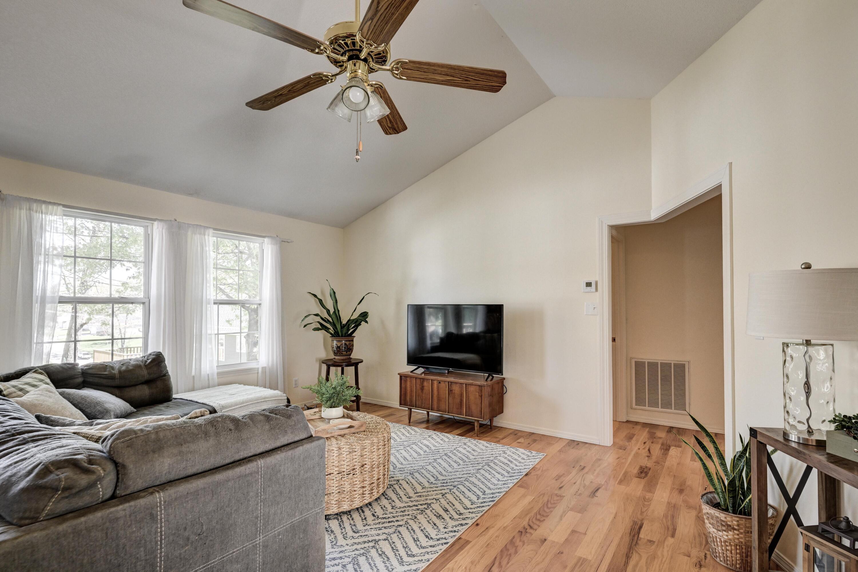 404 East Daugherty Property Photo 4
