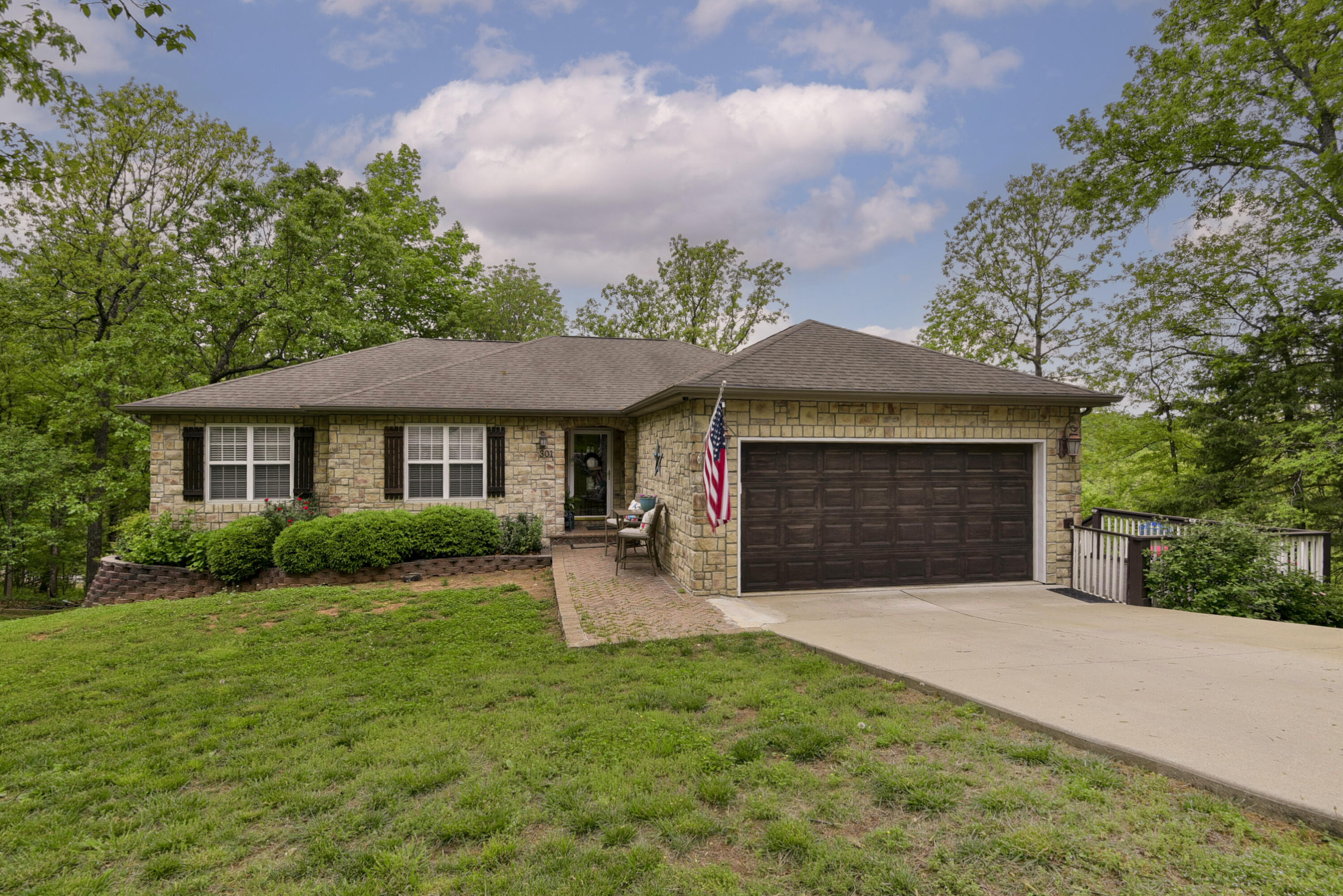 301 Oakview Drive Property Photo