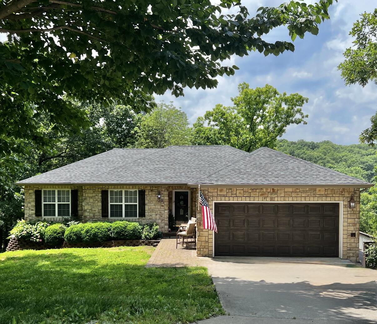 301 Oakview Drive Property Photo 1