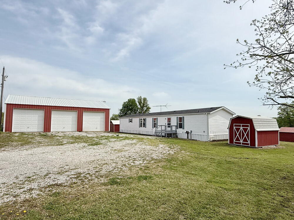 9177 South 751 Road Property Photo 1