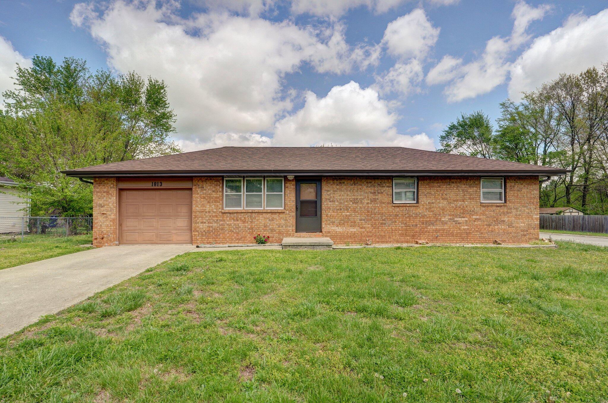 1813 East Kentwood Street Property Photo 1
