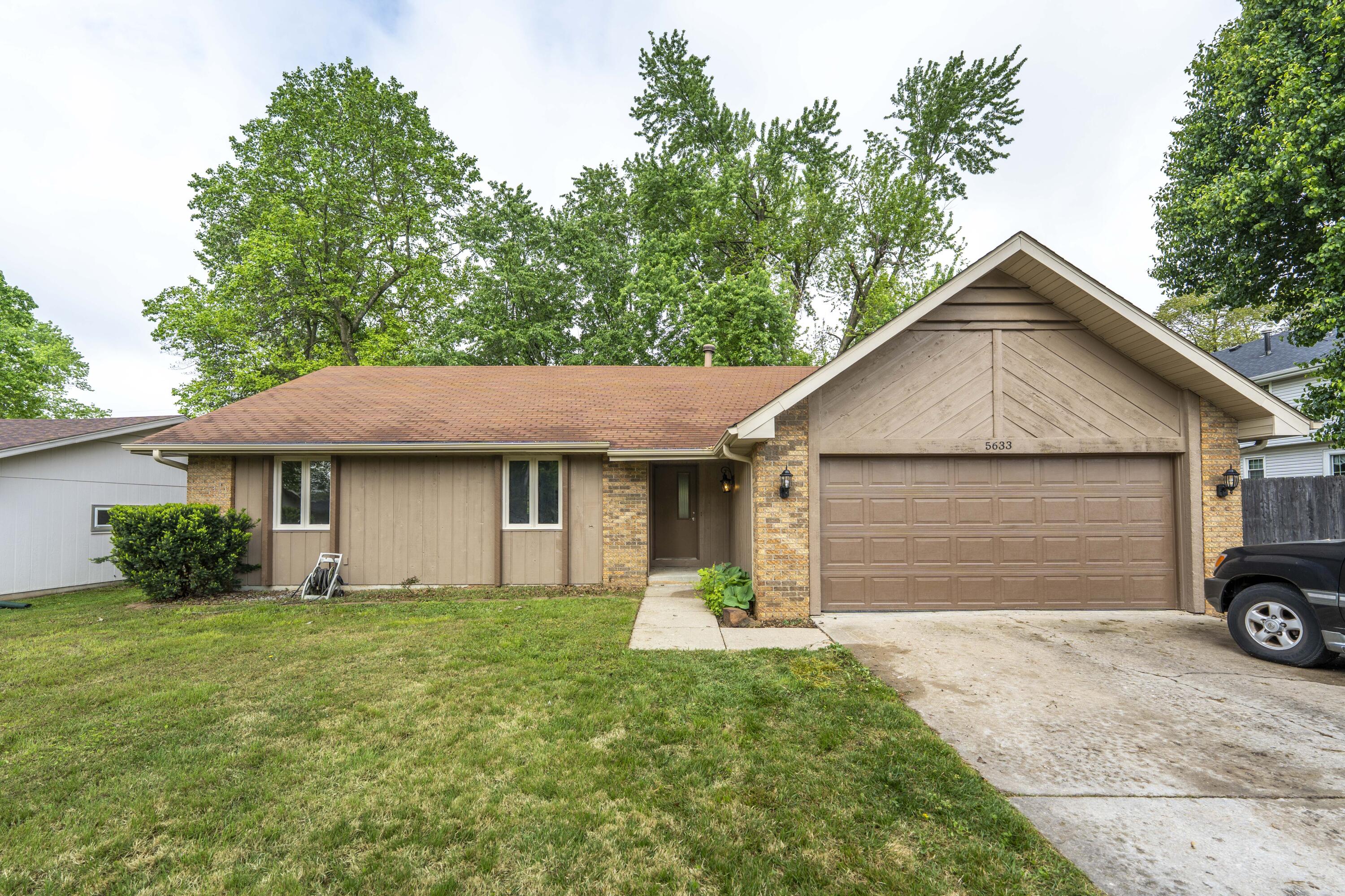 5633 South Hampton Avenue Property Photo 1