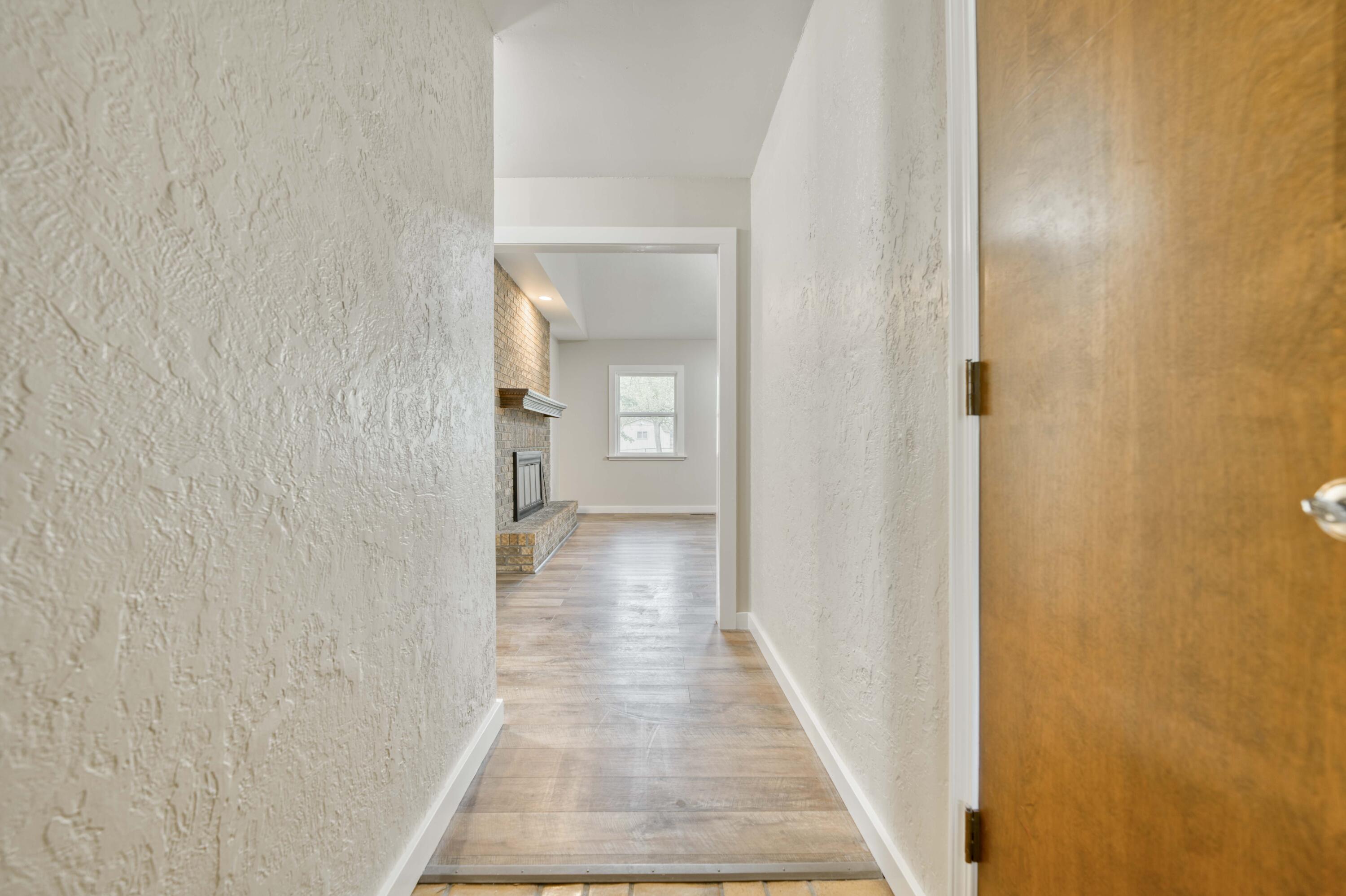 5633 South Hampton Avenue Property Photo 2