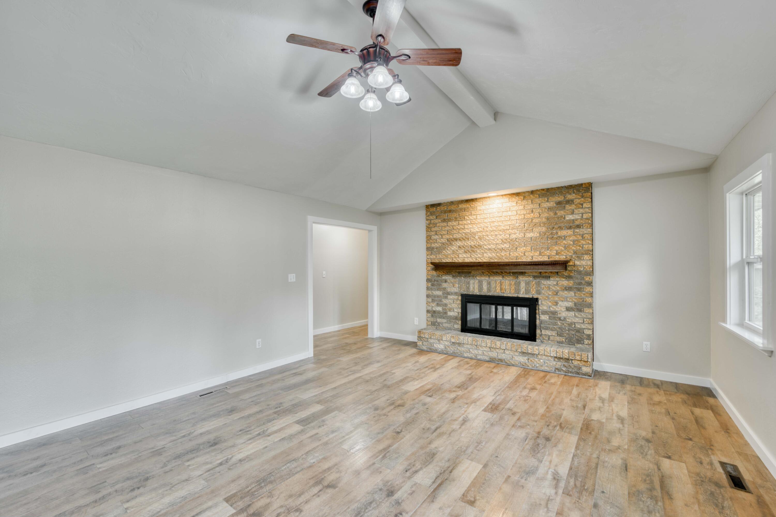 5633 South Hampton Avenue Property Photo 5