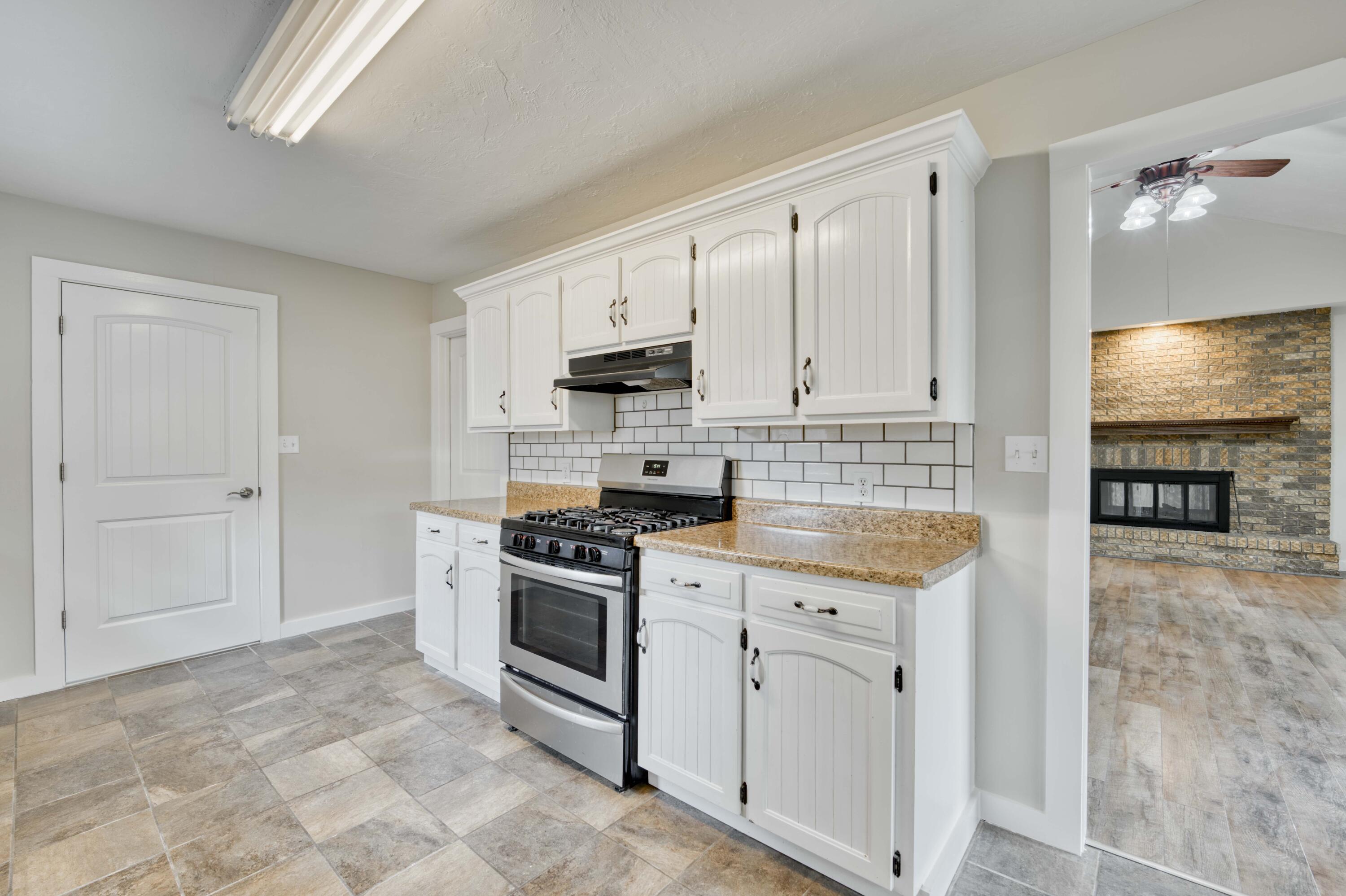5633 South Hampton Avenue Property Photo 9
