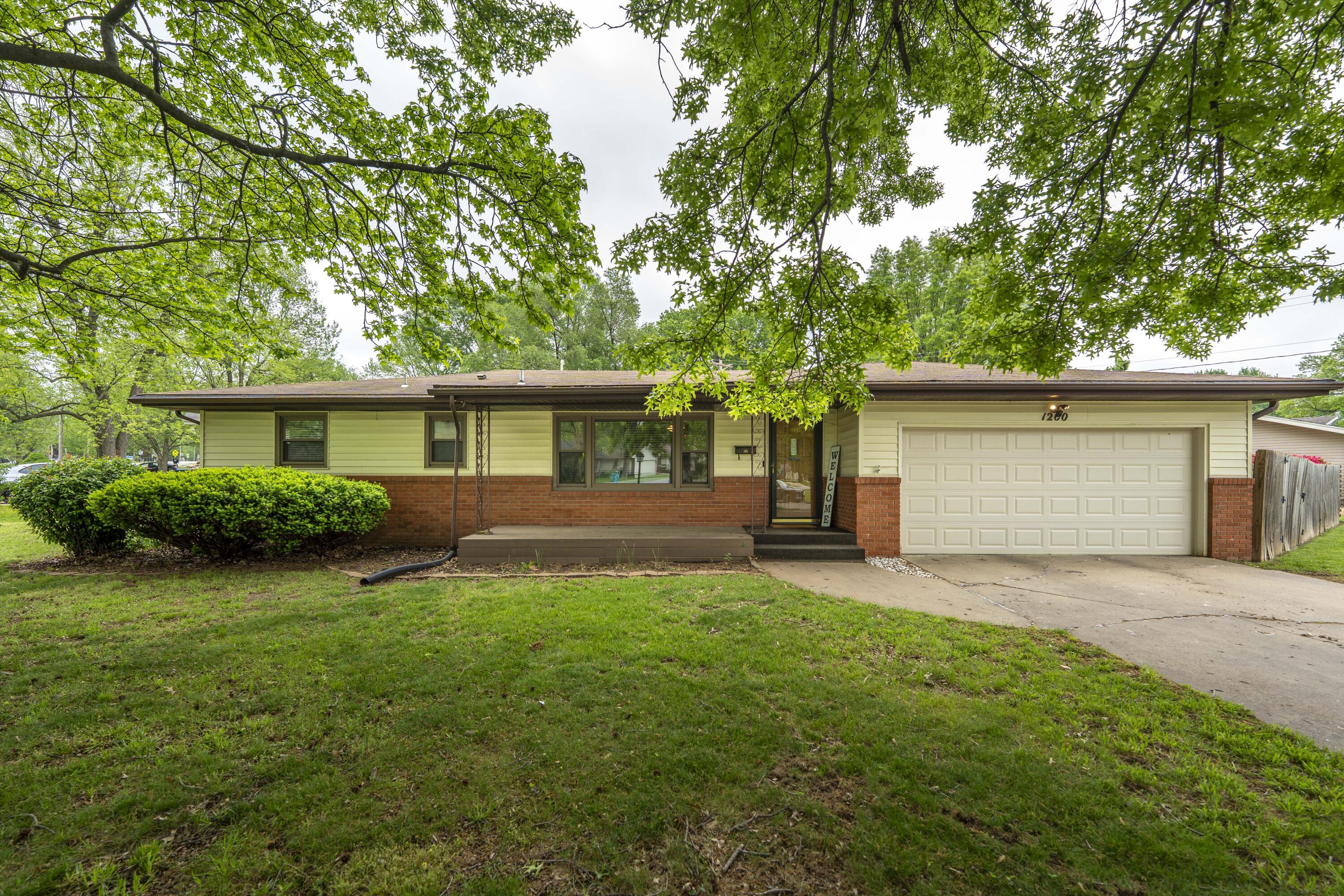 1200 West Broadmoor Street Property Photo 1
