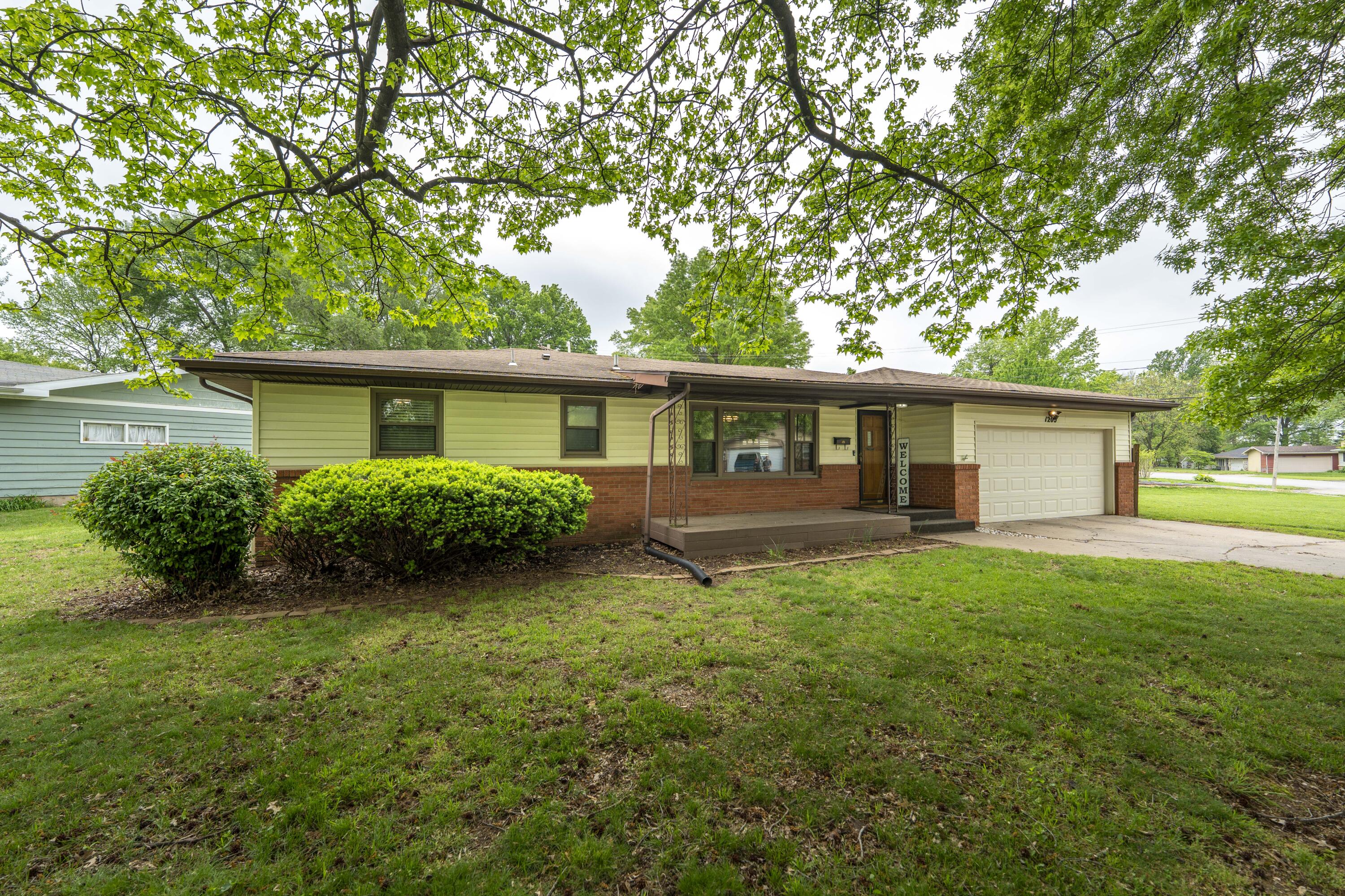 1200 West Broadmoor Street Property Photo 2