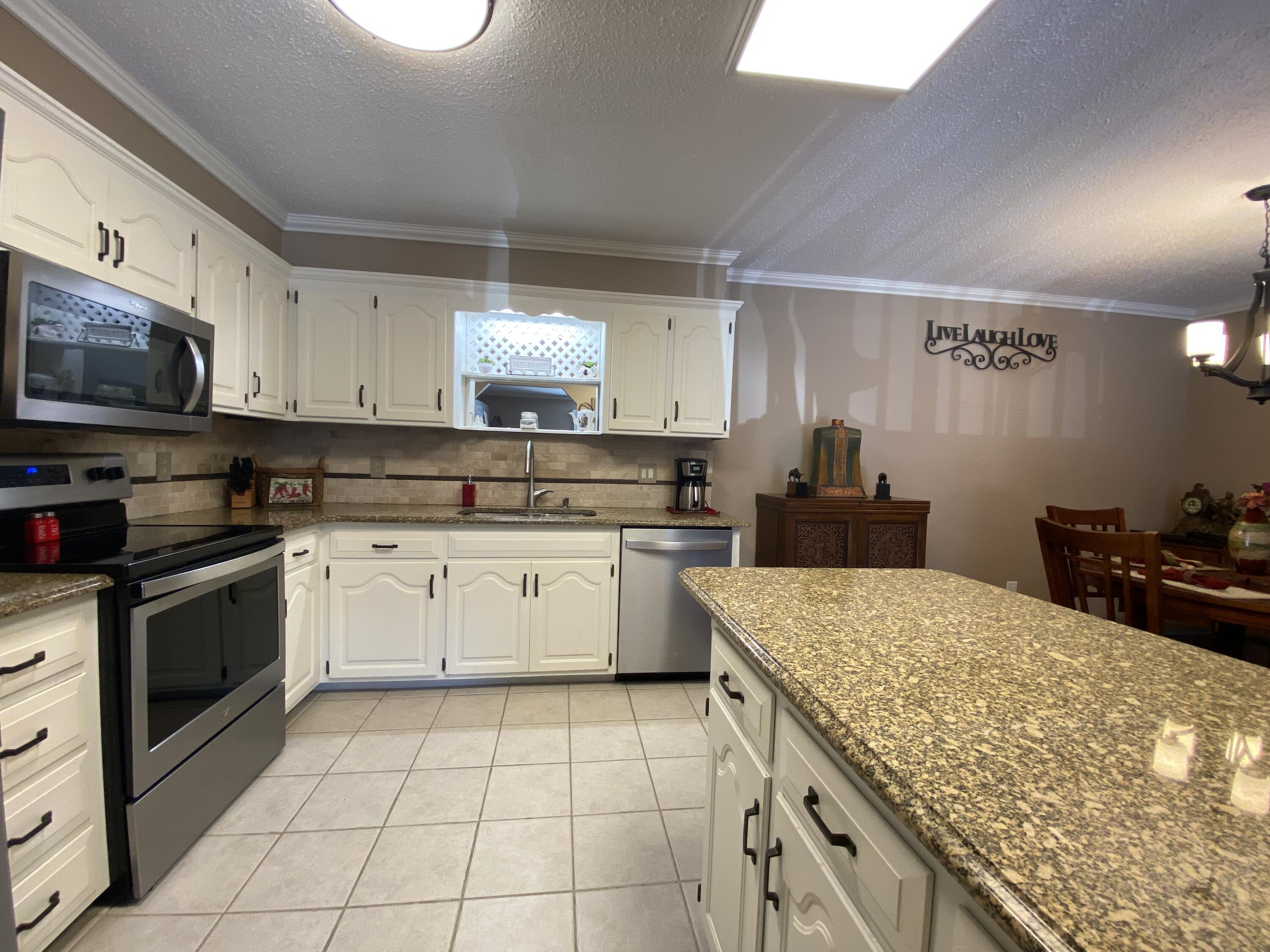 110 Wilshire Drive Property Photo 8