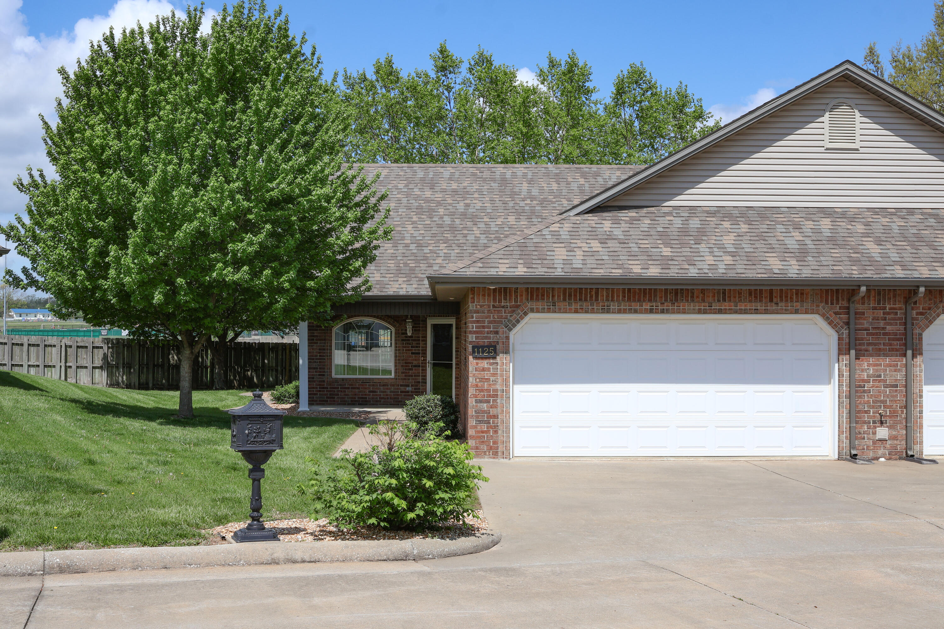 1125 Stonebriar Place Property Photo 2