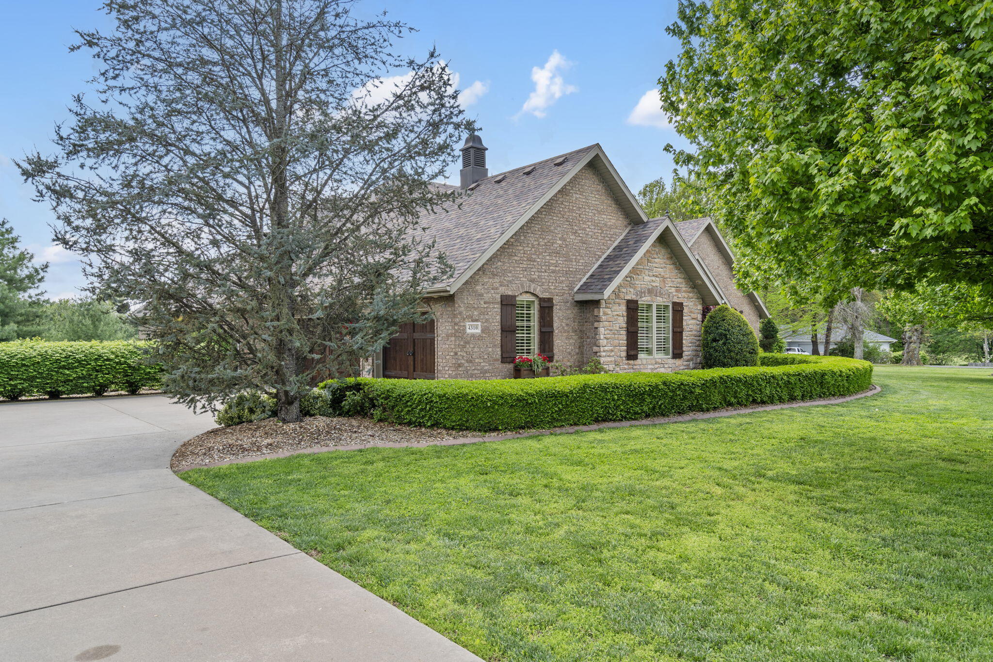 4310 Buttonwood Drive Property Photo 4
