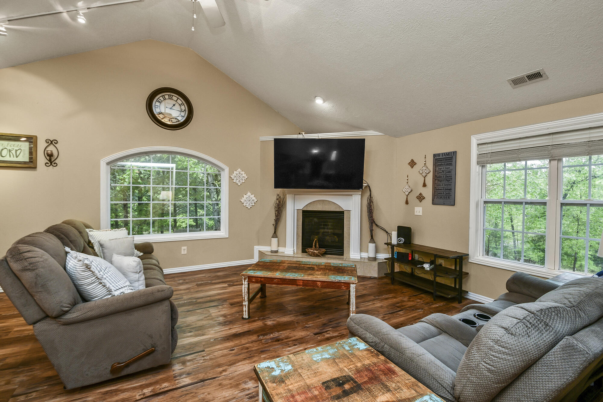 115 Whispering Oaks Property Photo 8