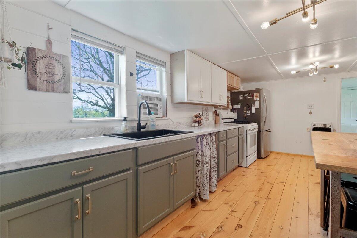 5765 North Highway E Property Photo 10